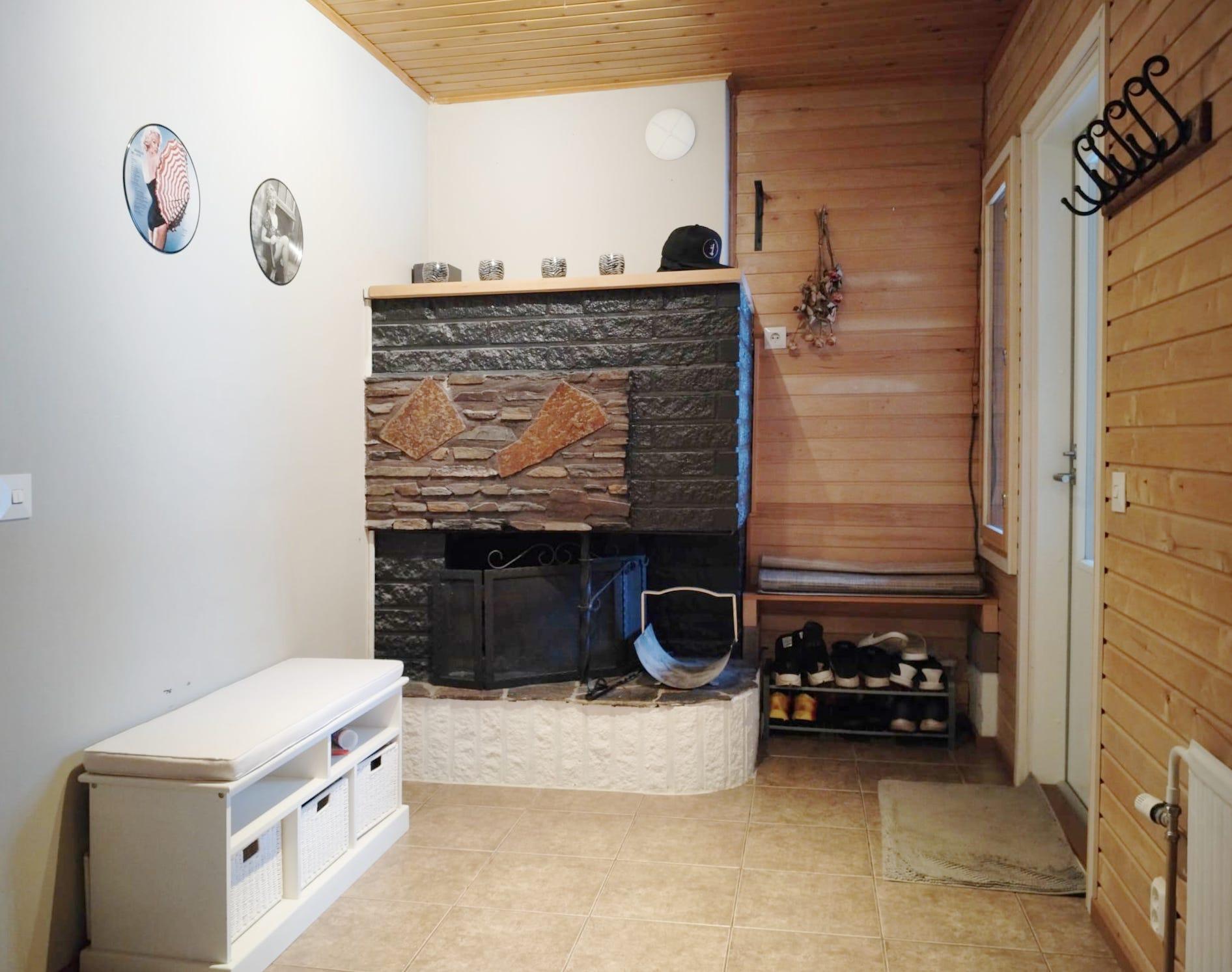 Takkahuoneesta on kulku terassille vilvoittelemaan...