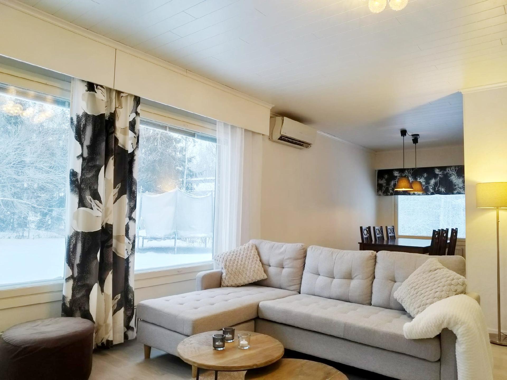 Olohuone, taustalla ruokailutila