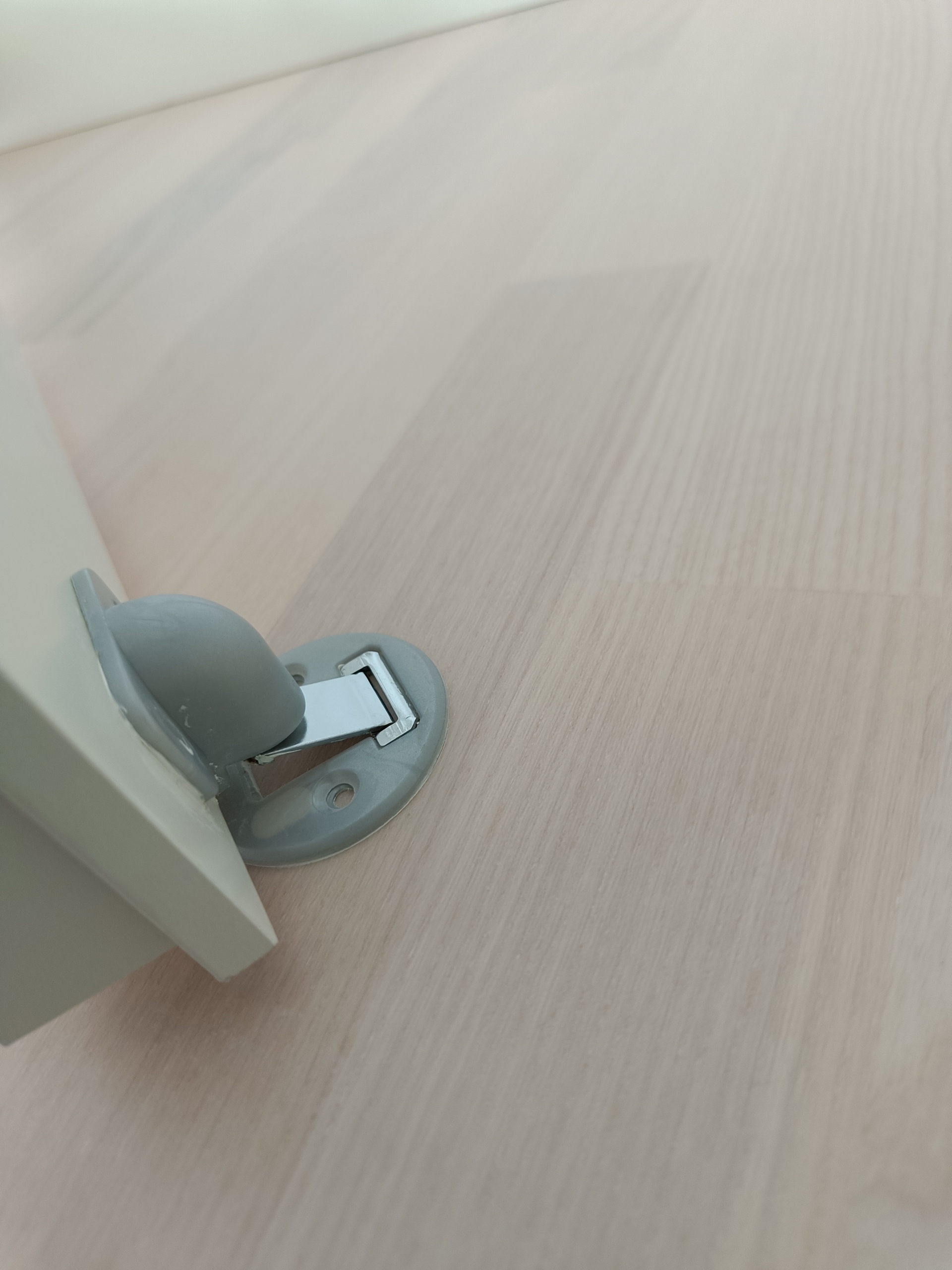 Yläkerran lasiovissa magneettiset stopparit