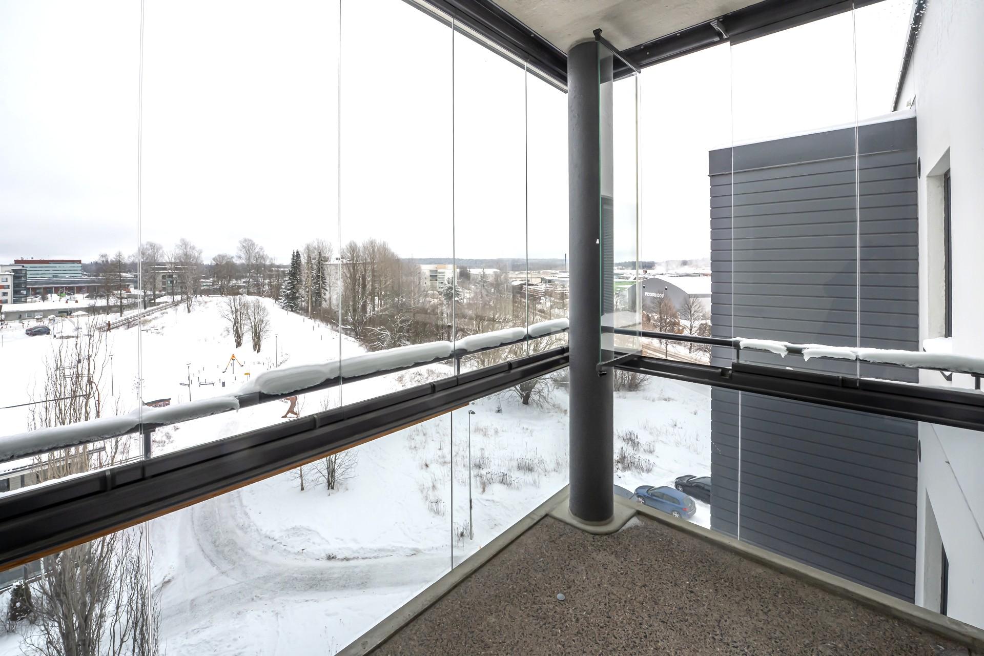 Parveke avautuu asuinalueen suuntaan.