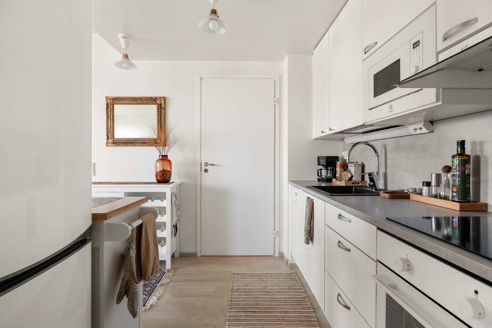 Ovi keittiön vieressä johtaa kylpyhuoneeseen.