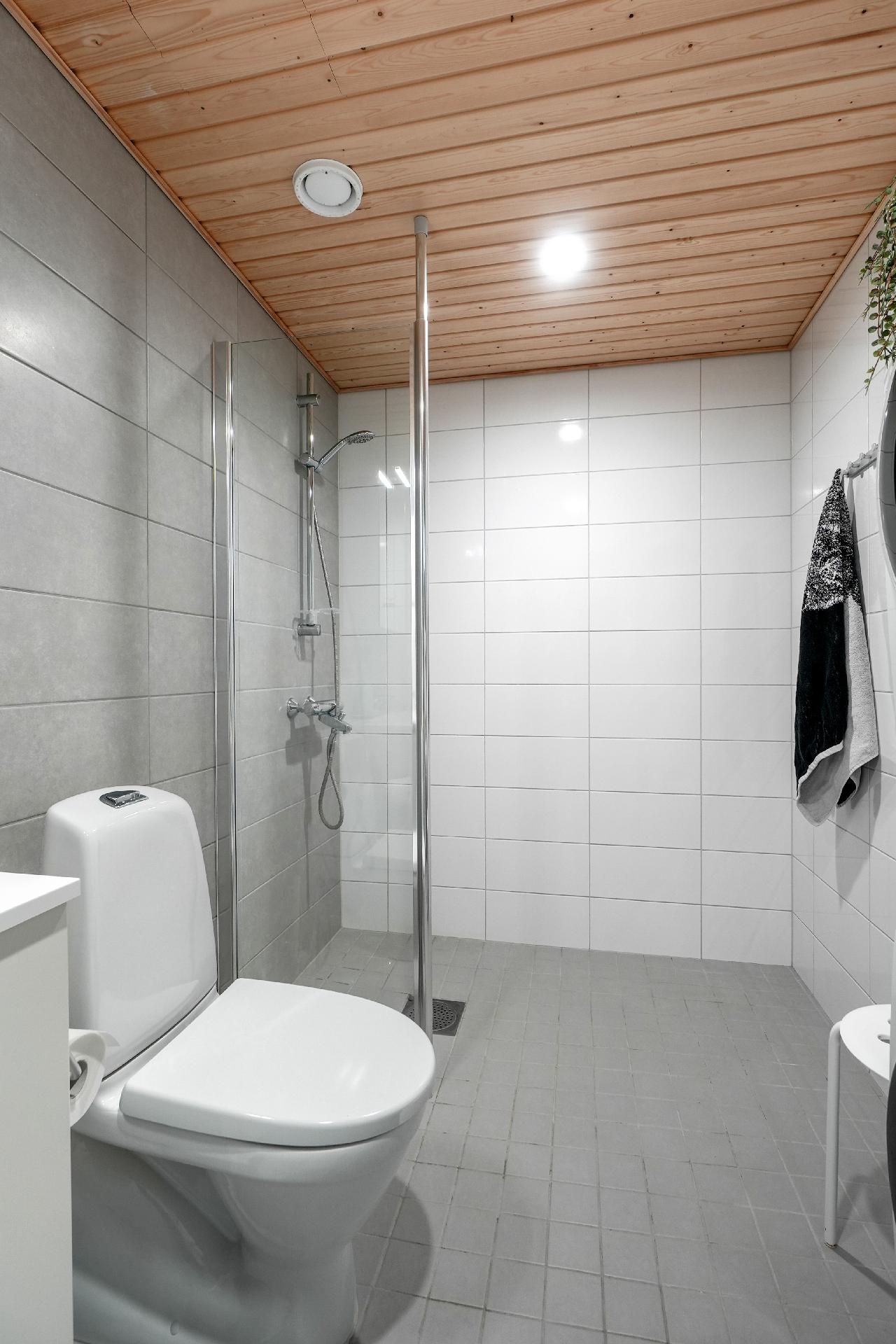 Tilava, kaunis kylpyhuone lattialämmityksellä.