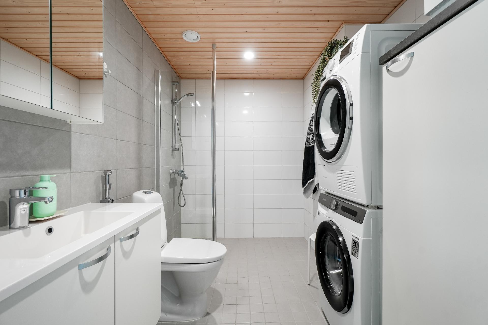 Kylpyhuoneessa on paikka myös pesutornille.