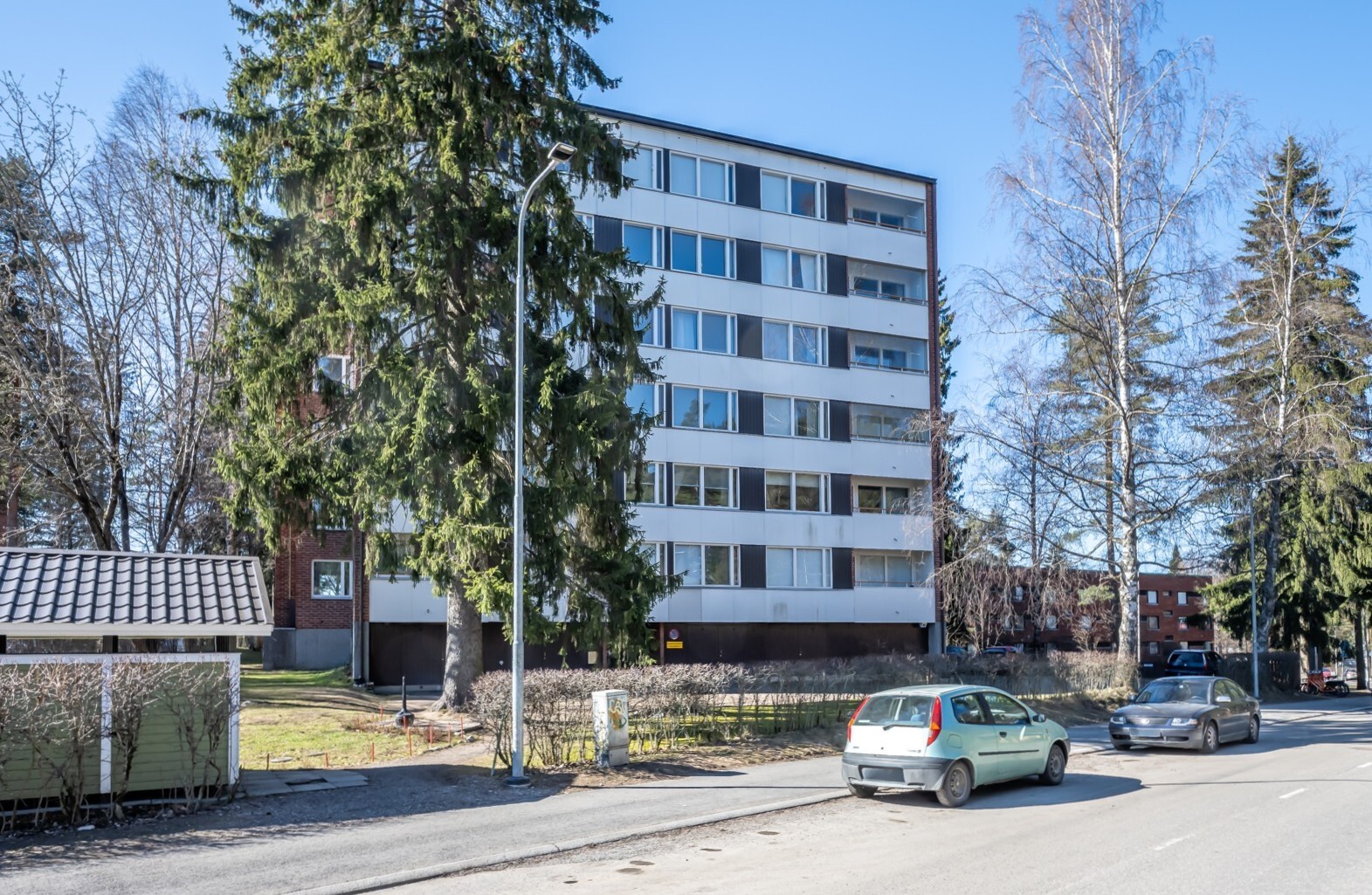Hissitalossa läpitalon kolmio taloyhtiön 5. kerroksessa. Lasitettu parveke. Taloyhtiössä valmistui linjasaneeraus v. 2025.