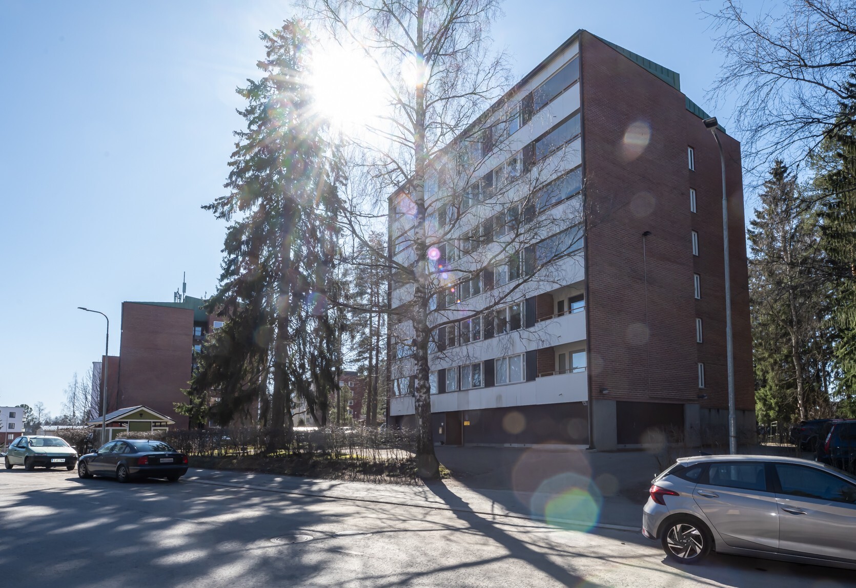 Taloyhtiö sijaitsee hyvien kulkuyhteyksien läheisyydessä. Päiväkotiin, alakouluun ja lähikauppaan on matkaa noin kilometrin verran.