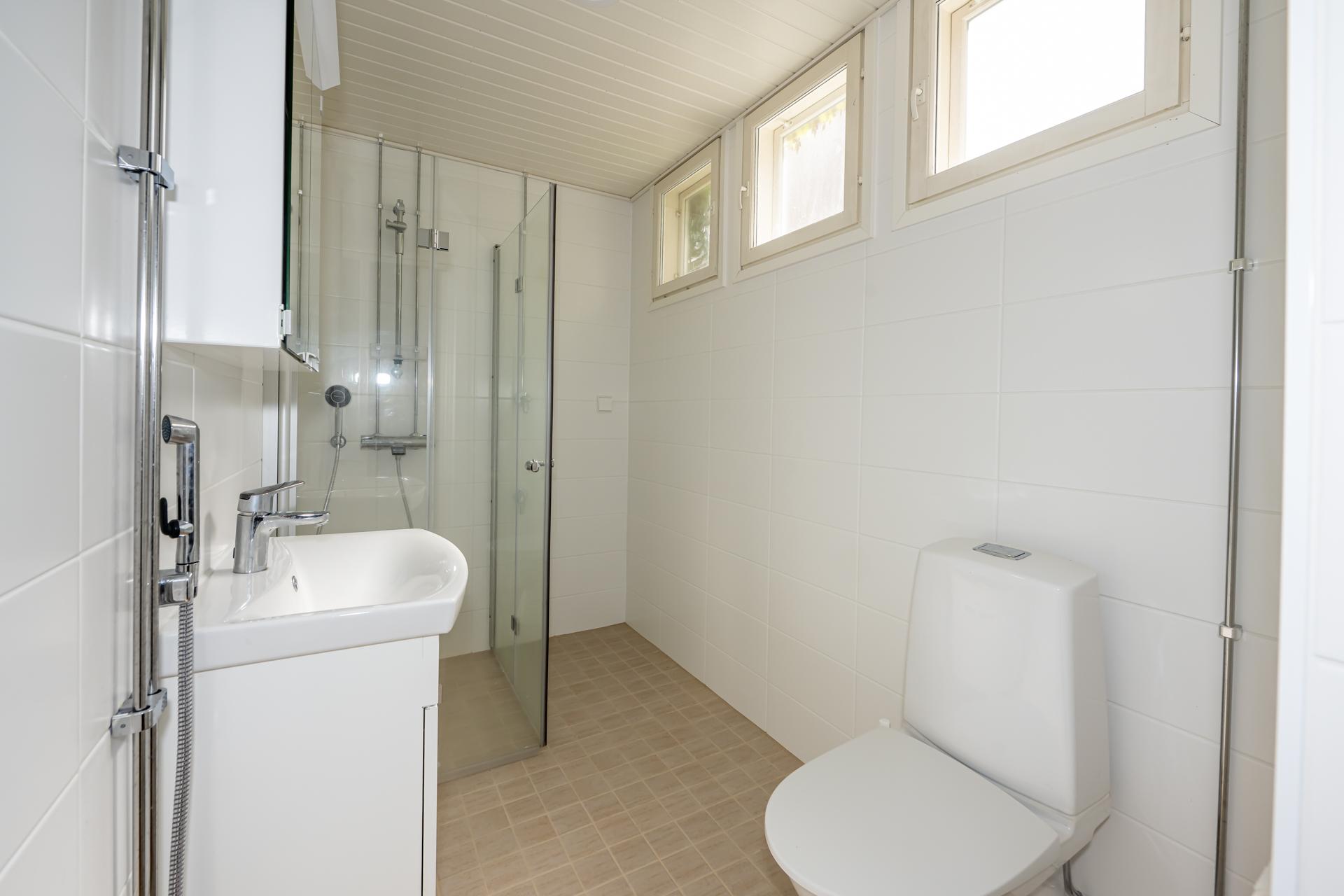 Kylpyhuone on uudistettu linjasaneerauksen yhteydessä 2025.