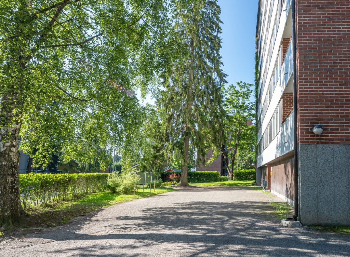 Kuvaa taloyhtiön etupihalta...
