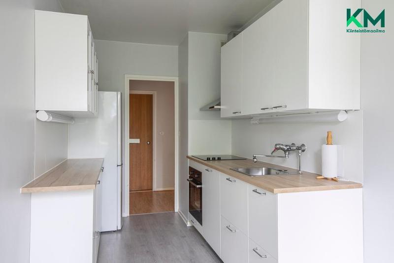 Vaaleasävyinen keittiö on remontoitu vuonna 2019.