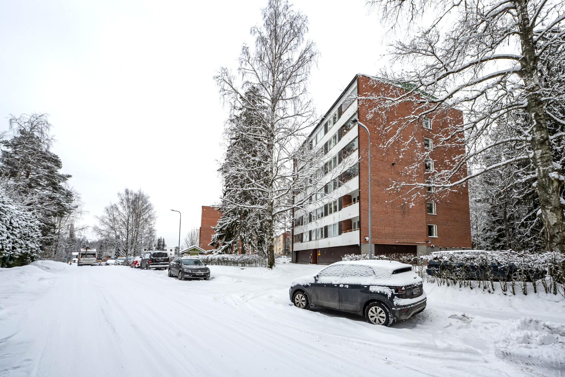 Taloyhtiö sijaitsee hyvien kulkuyhteyksien läheisyydessä. Päiväkotiin, alakouluun ja lähikauppaan on matkaa noin kilometrin verran.
