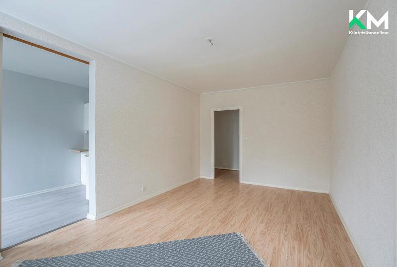 Olohuoneesta vasemmalle jää keittiön ruokailutila.