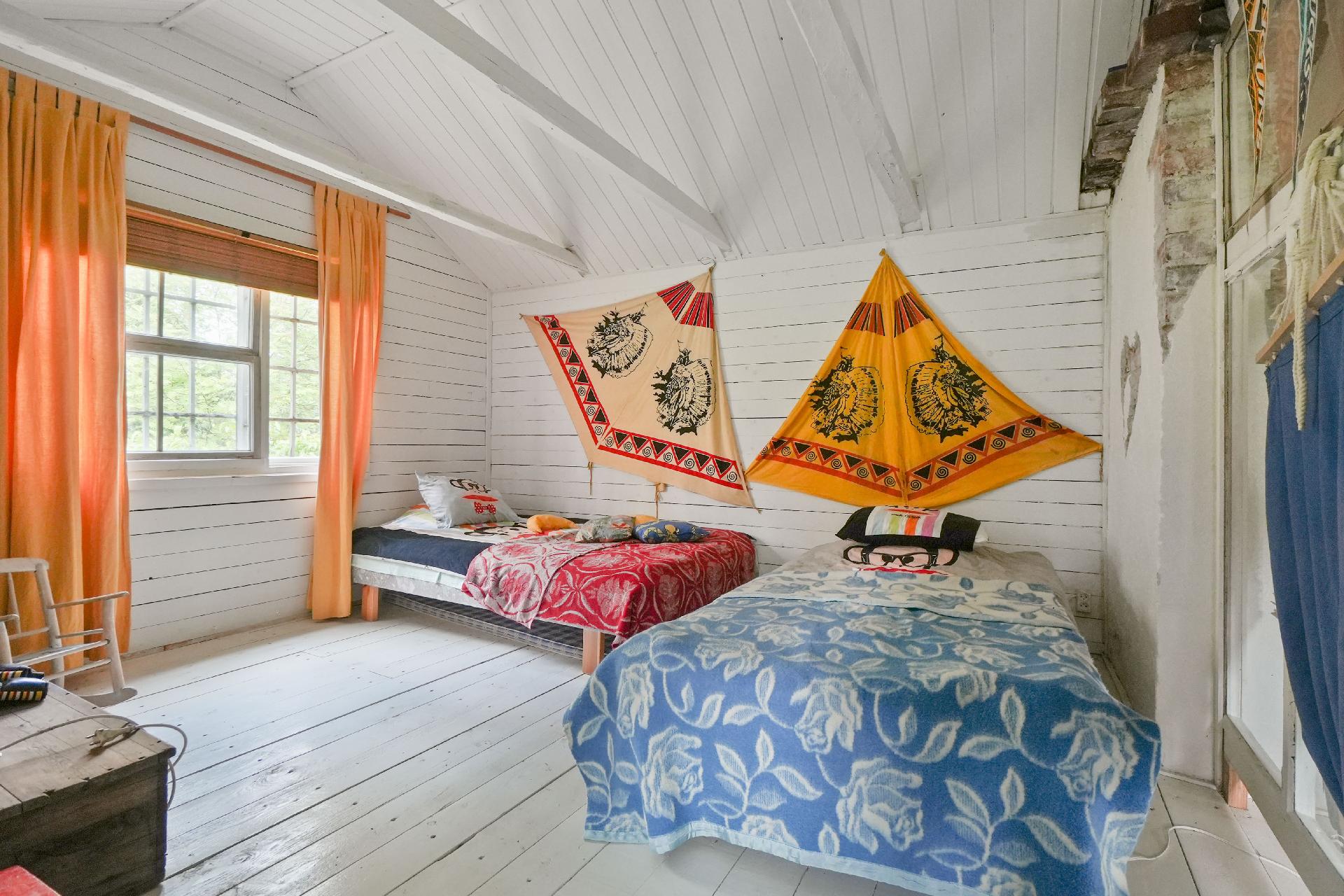 Yläkerrassa on kaksi makuutilaa, aula sekä ullakko.