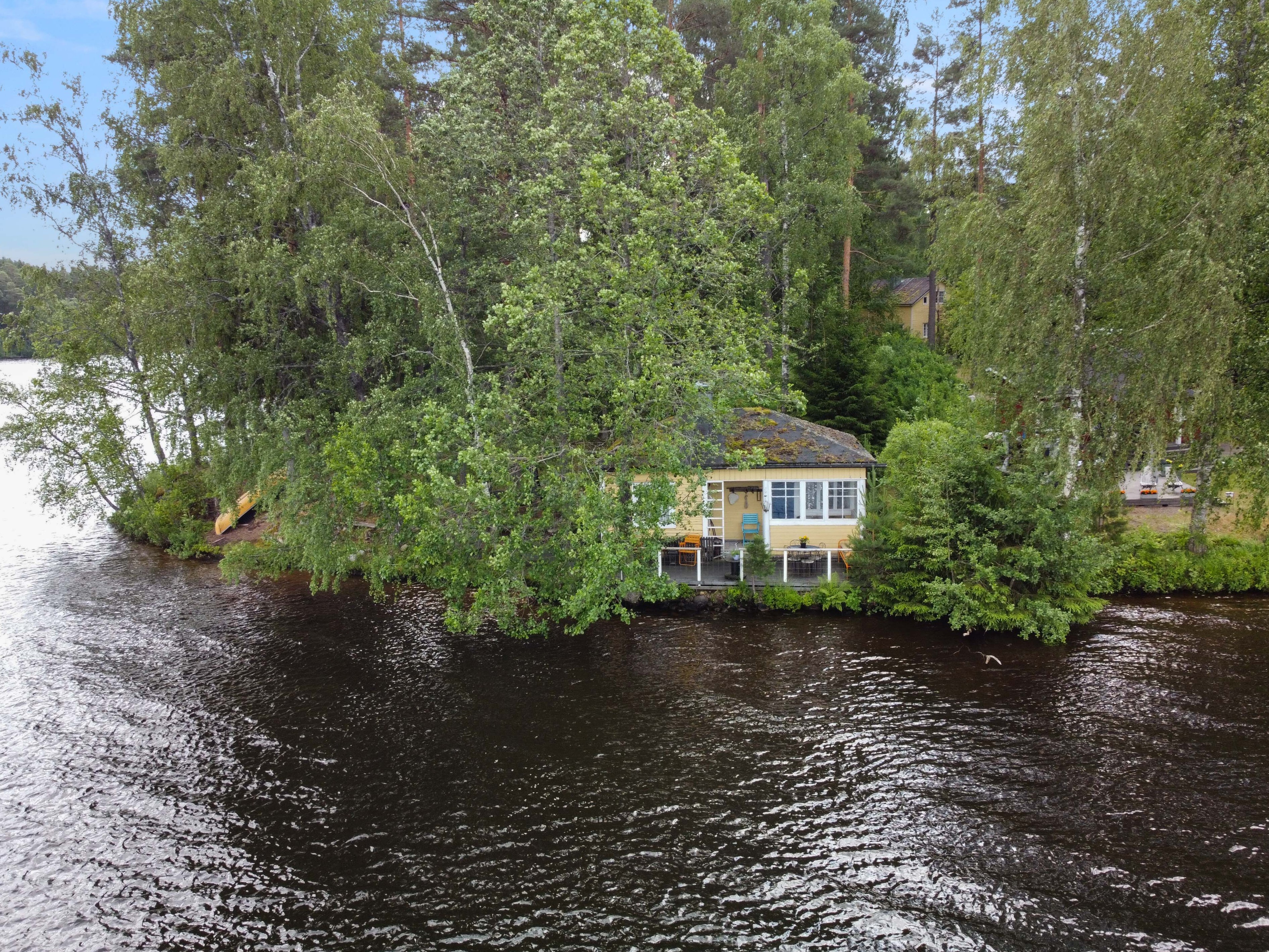 Sympaattinen hirsi-/puurakenteinen sauna terasseineen... 