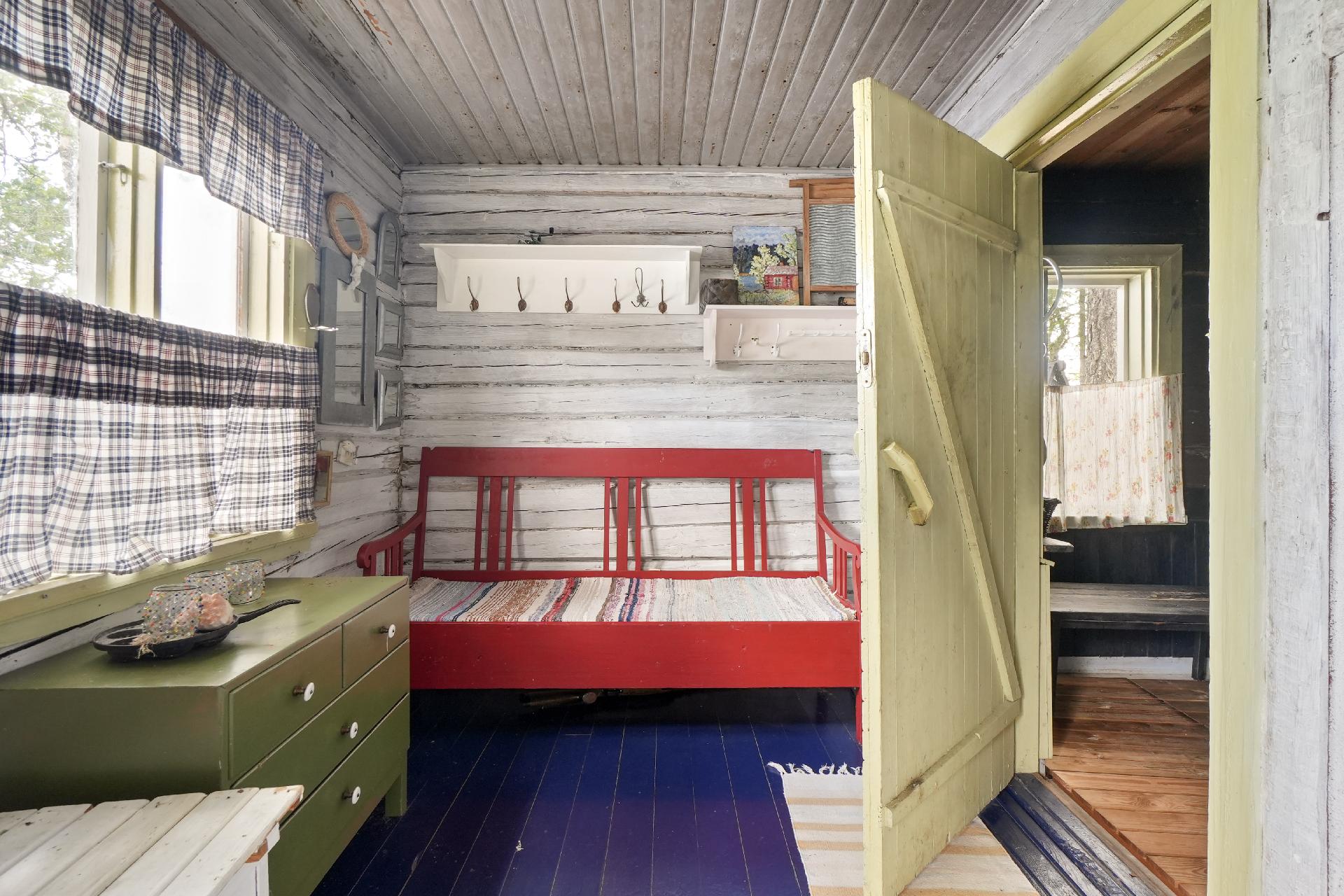 Pukuhuone on kivankokoinen.