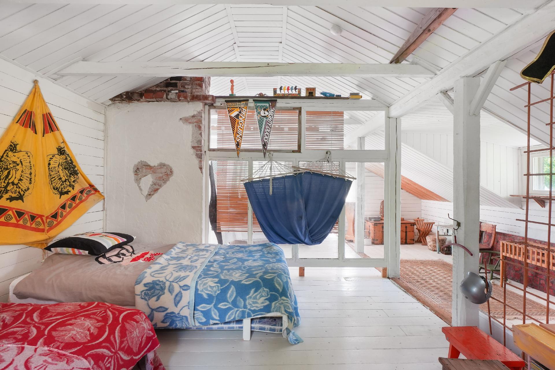 Tilat on erotettu ikkunoista tehdyllä väliseinällä, joten yläkertaan tulee kauniisti luonnonvaloa. 