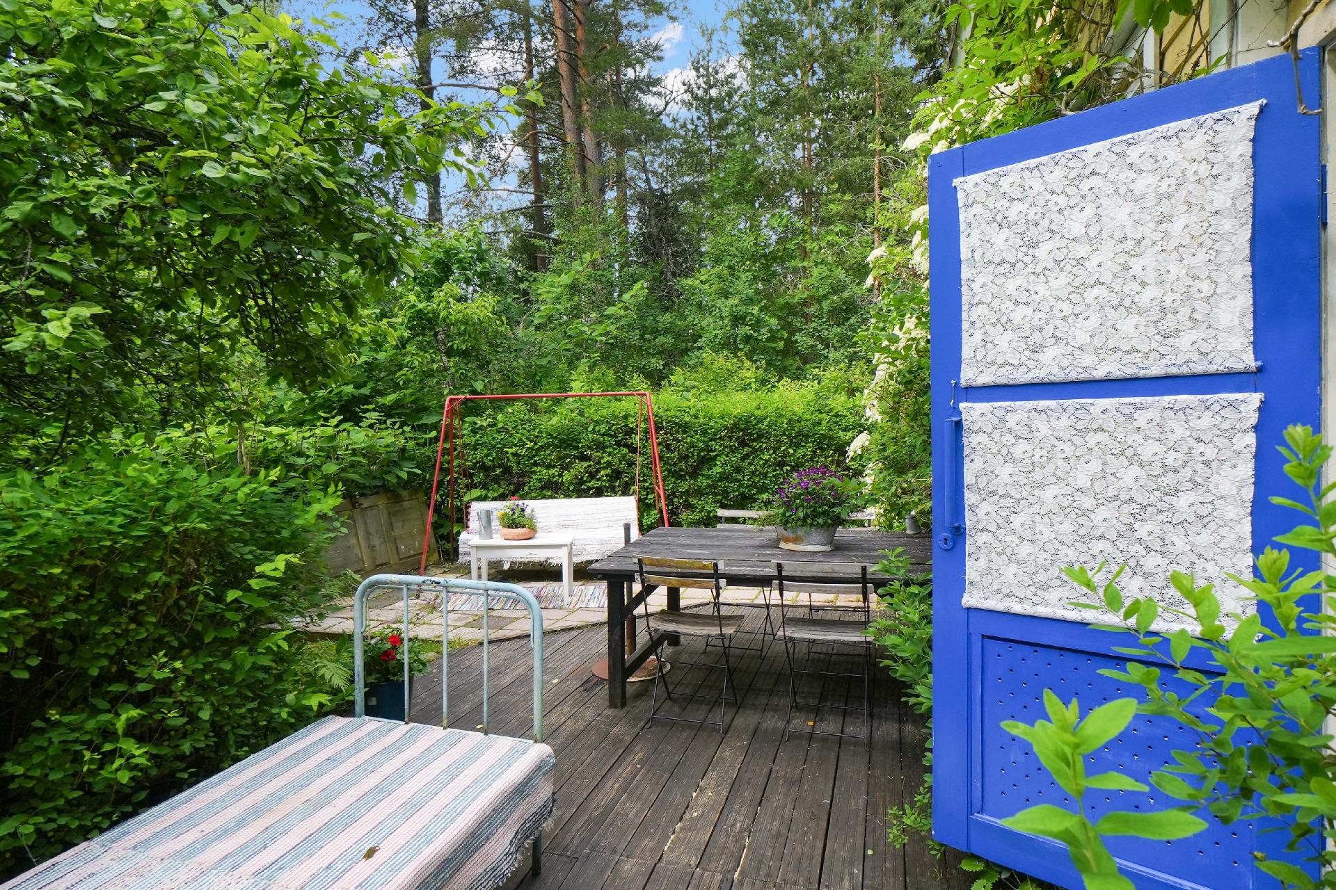 Huvilan edessä on iso terassi yhdessäoloon.