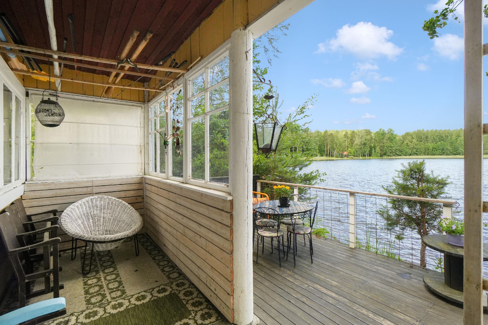 Kuistilla on mukava nauttia järvimaisemista tuulisemmallakin säällä.