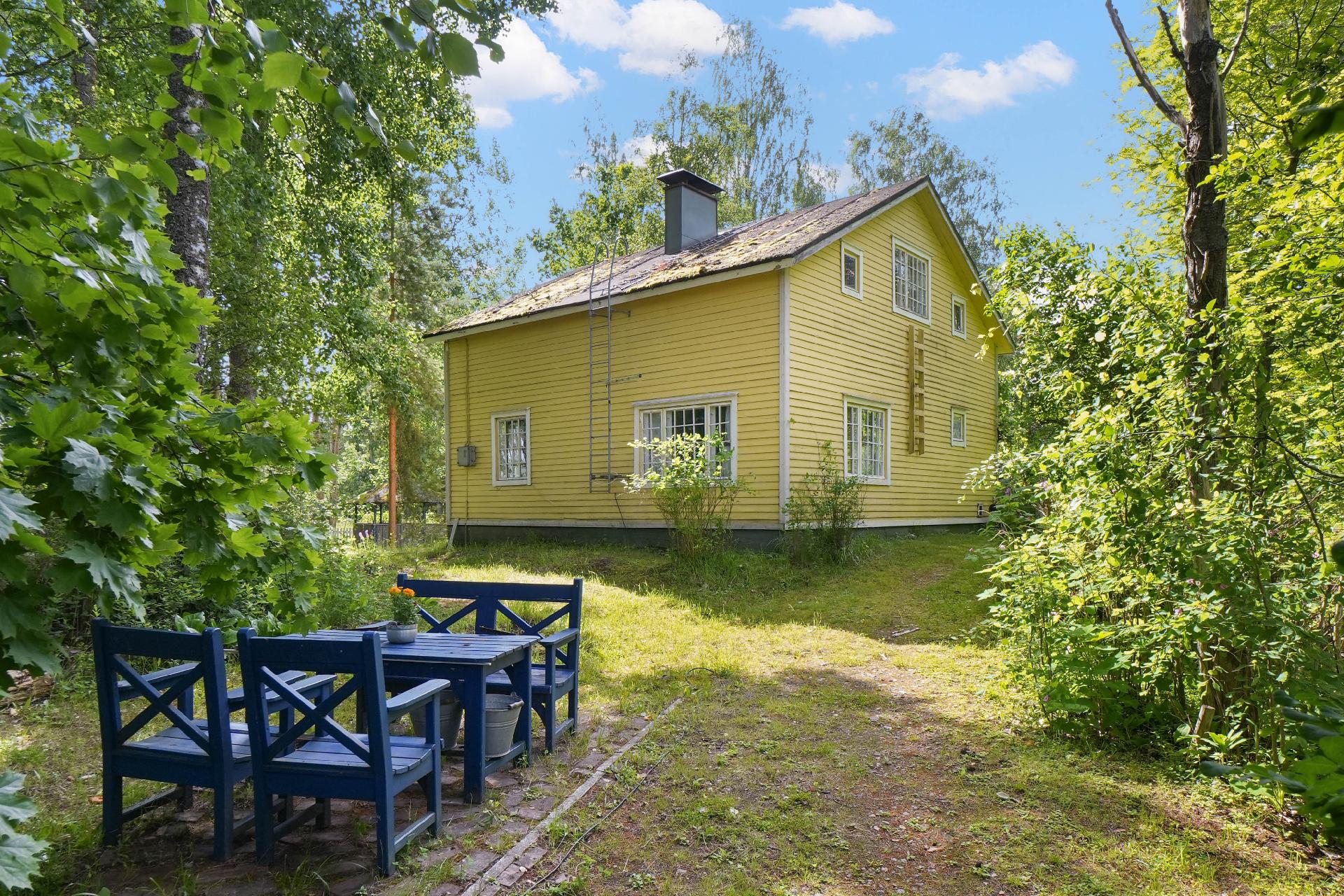 Toinen istuinryhmä on saunapolun varrella.