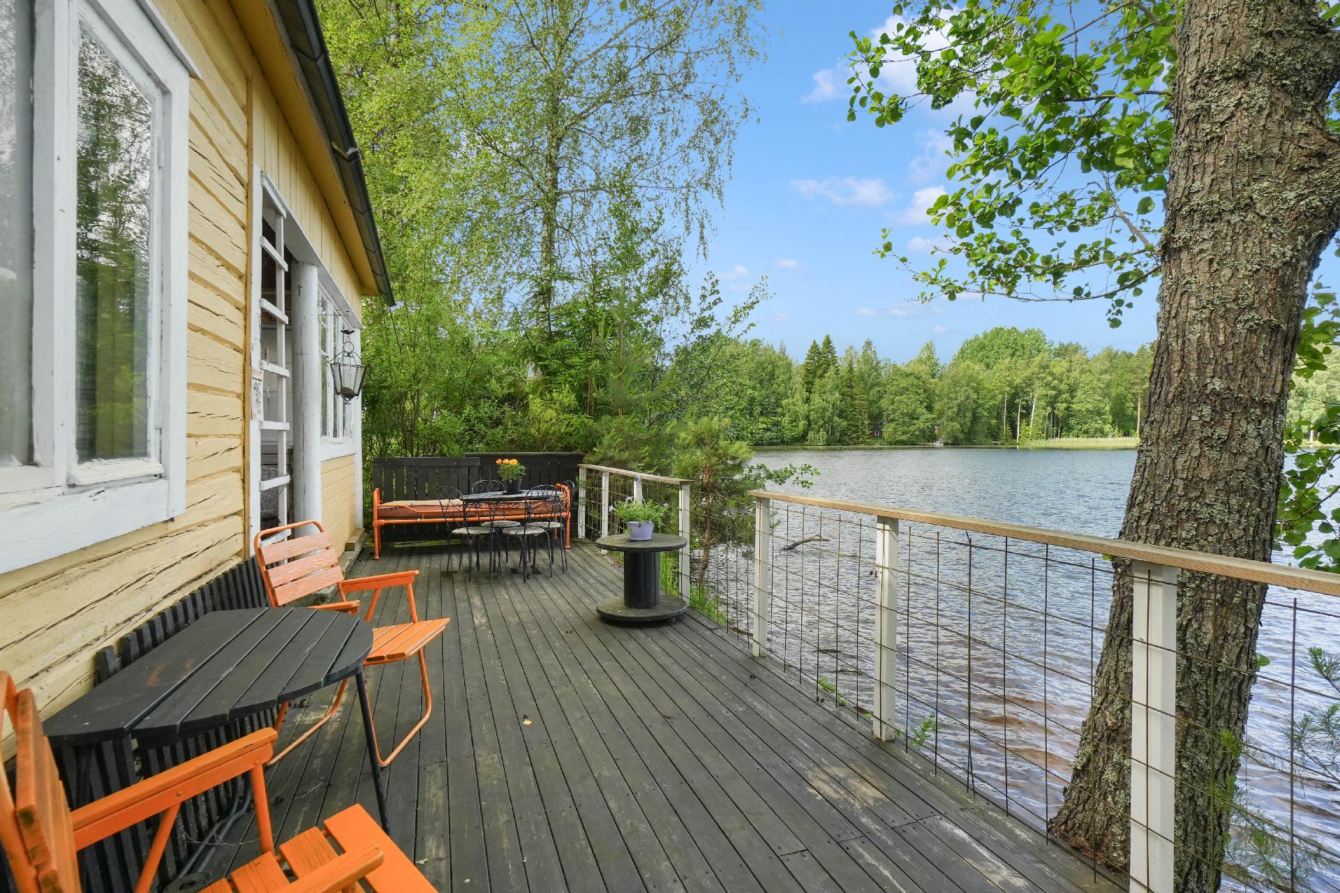 Rantasaunan kuistilta avautuu hulppea näkymä Valajärvelle. 