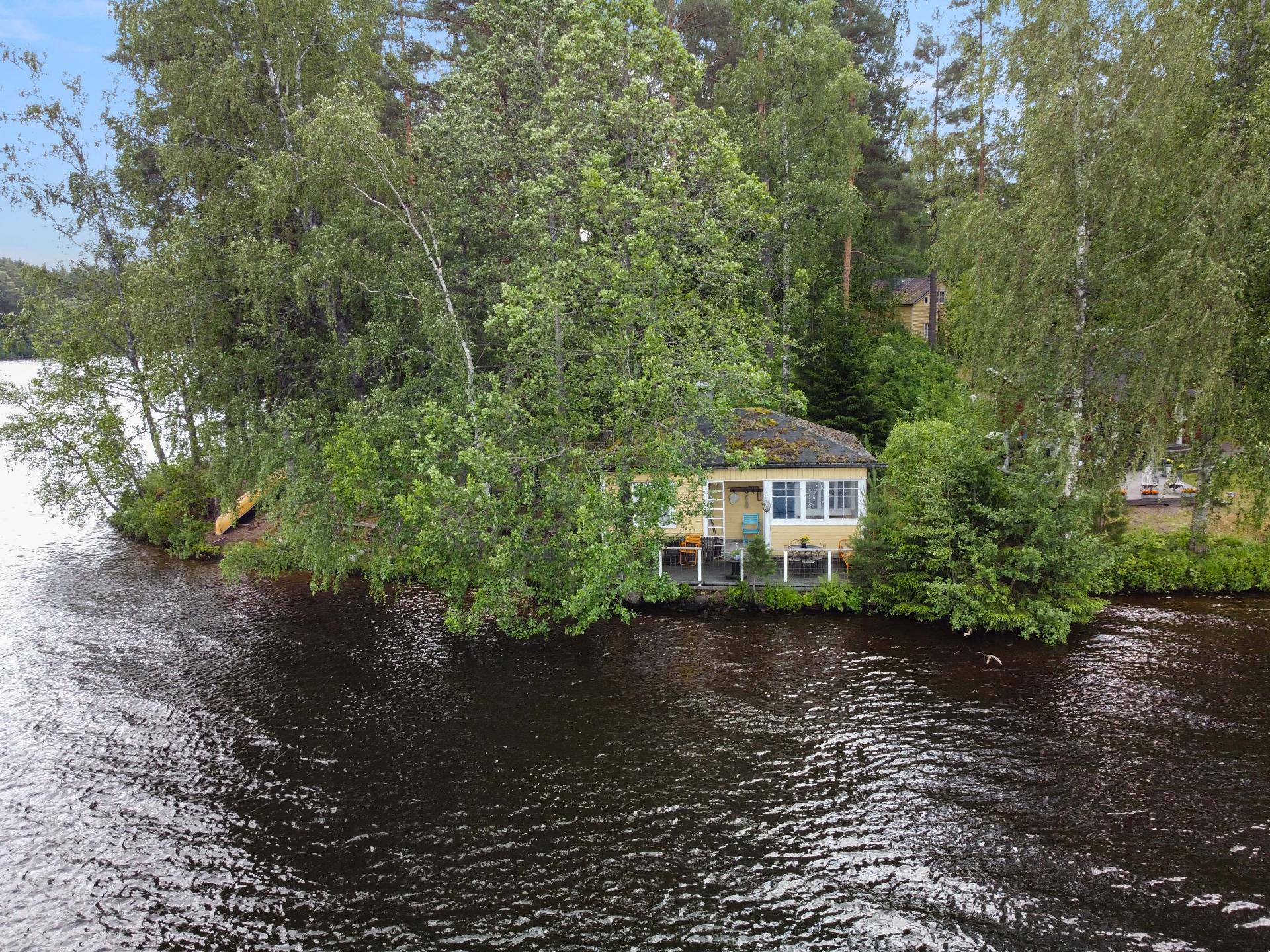 Sympaattinen hirsi-/puurakenteinen sauna terasseineen... 