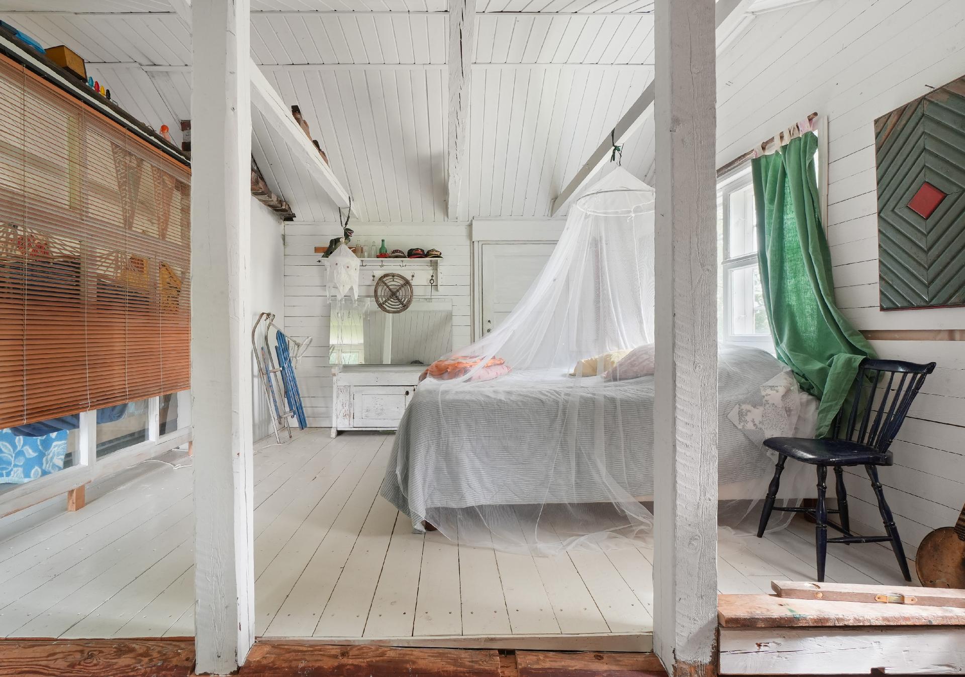 Makuuhuoneen perällä ovi johtaa ullakolle, josta tarvittaessa remontoitavissa lisätilaa.