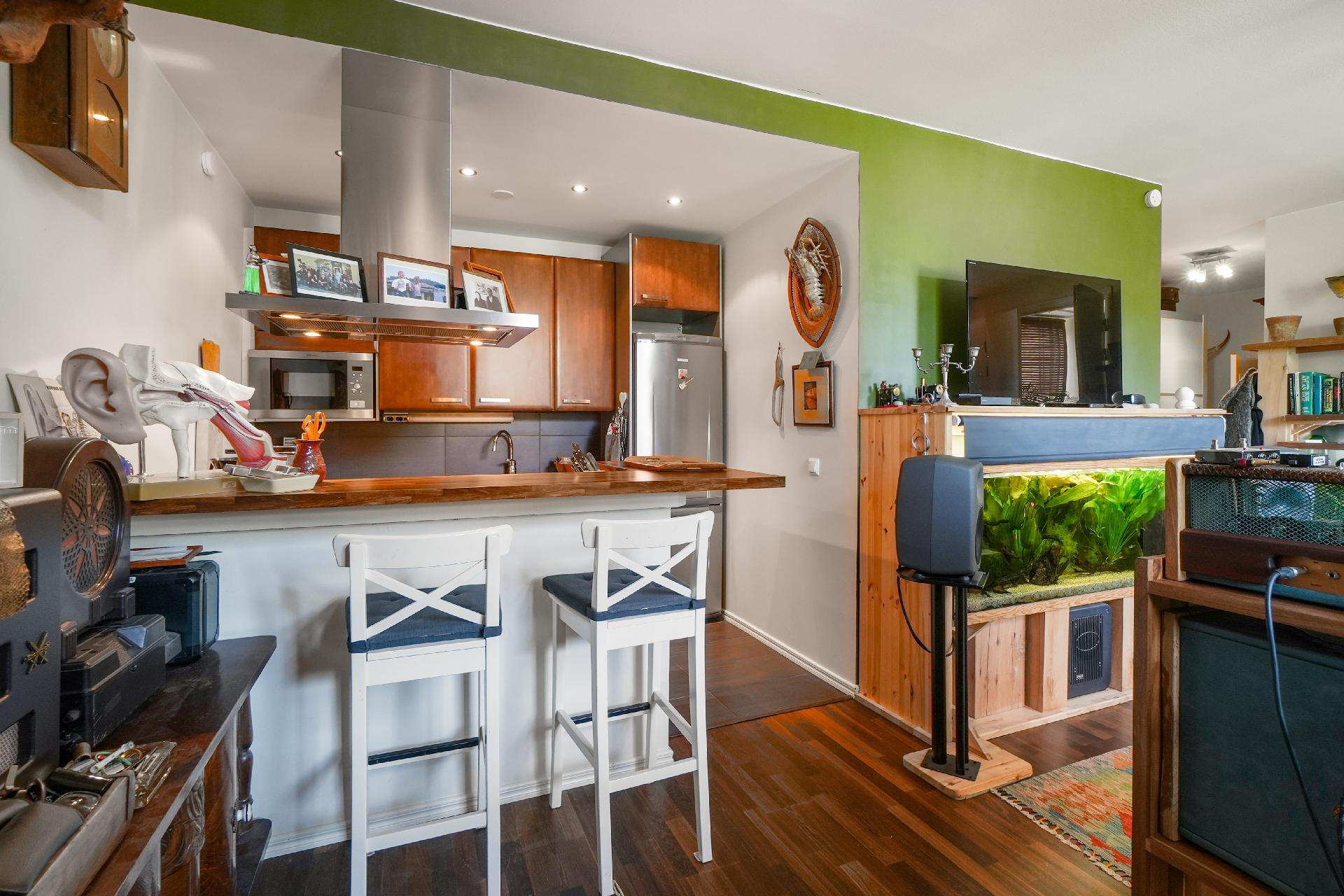 Keittiön ja olohuoneen jakaa liesitason saareke