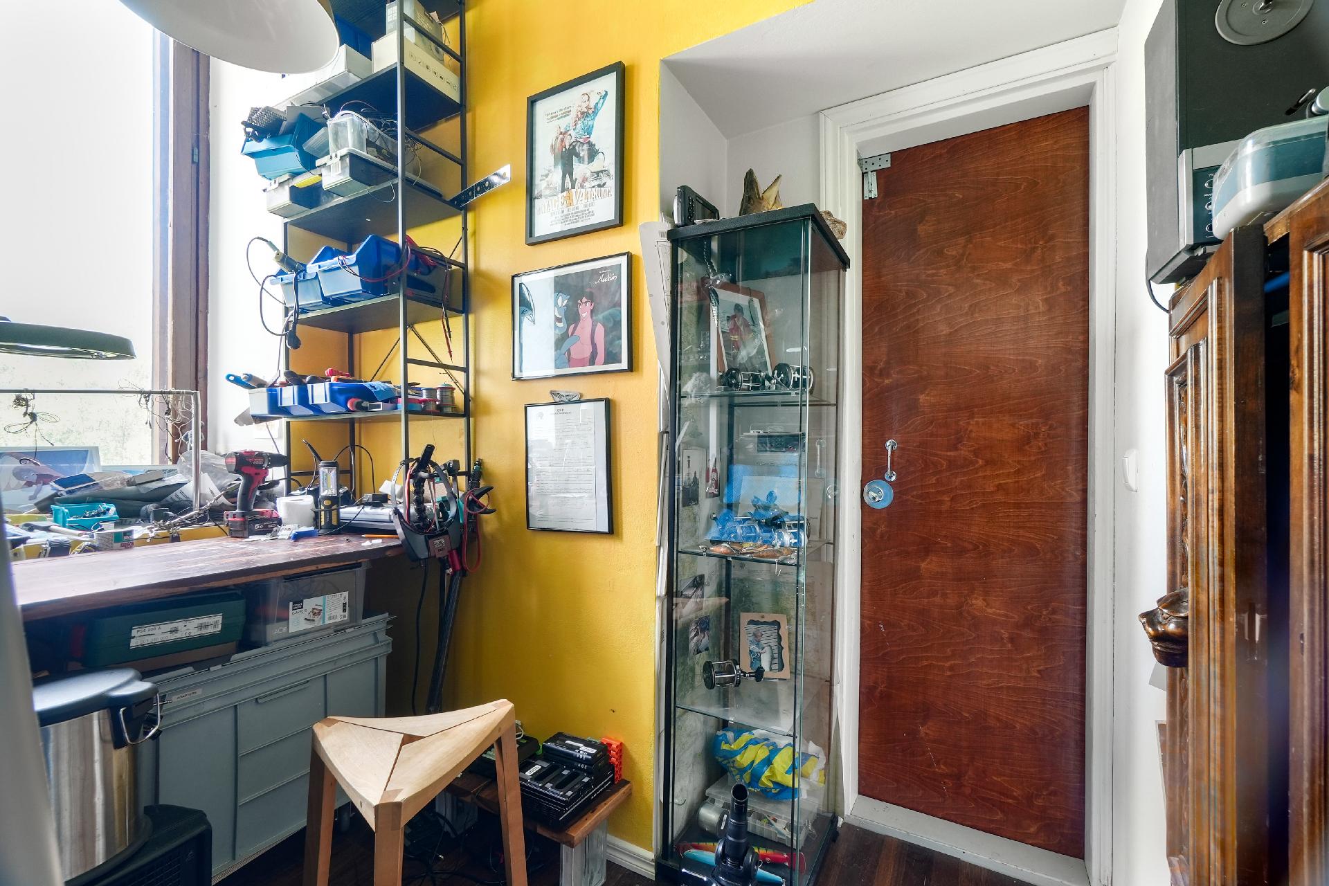 Vaatehuone. Uloskäynti takaportaisiin.