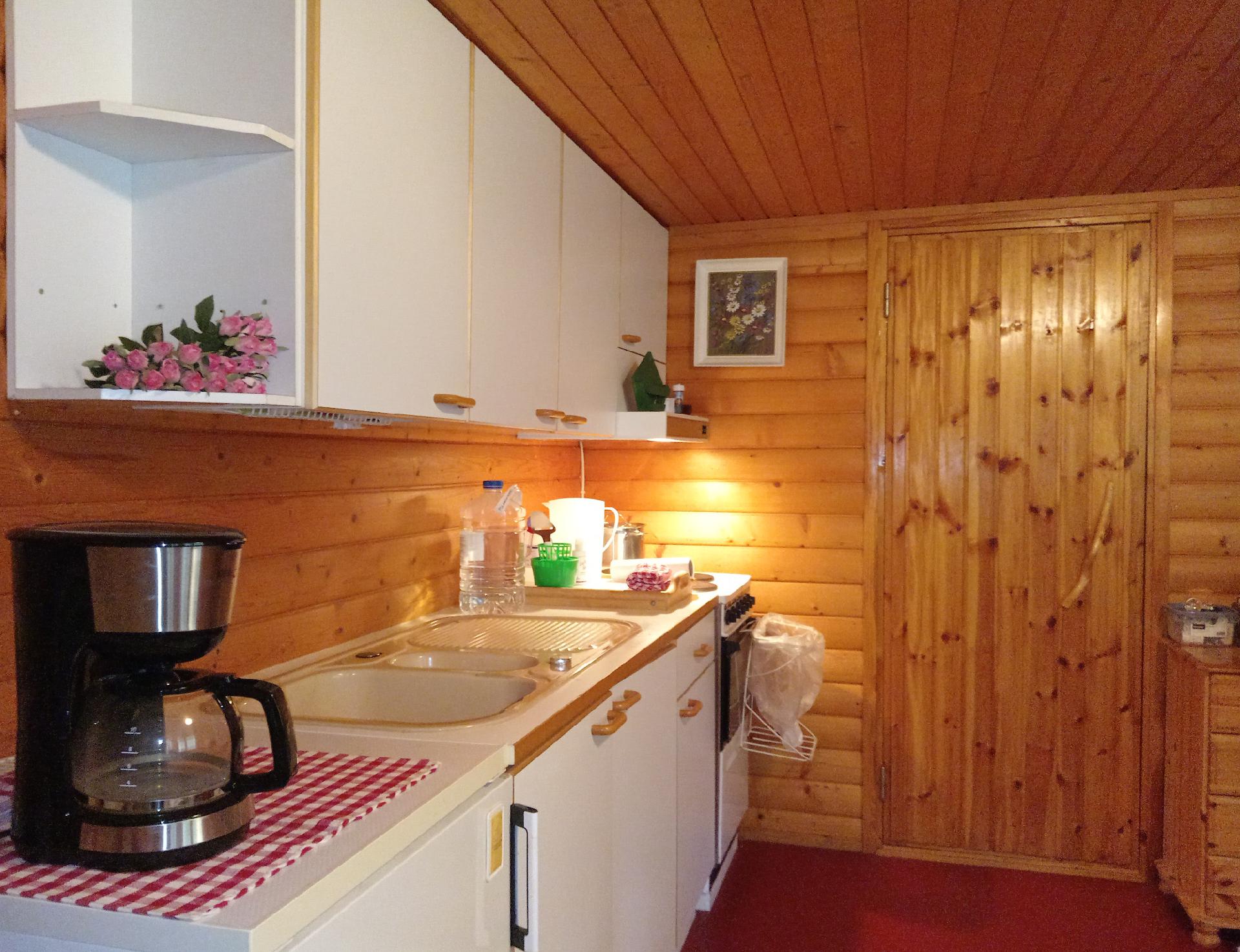 Tuvan yhteyteen on rakennettu keittotila