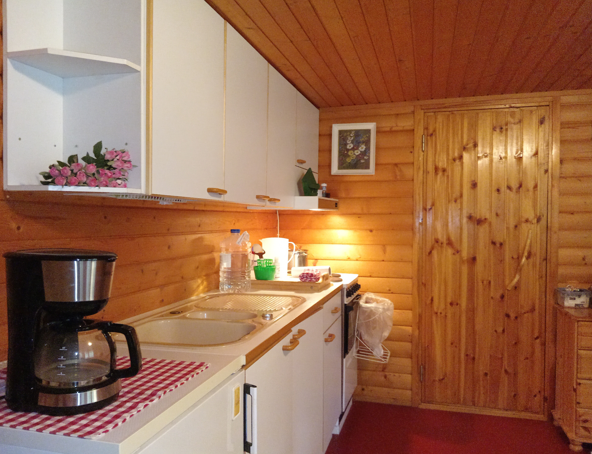 Tuvan yhteyteen on rakennettu keittotila