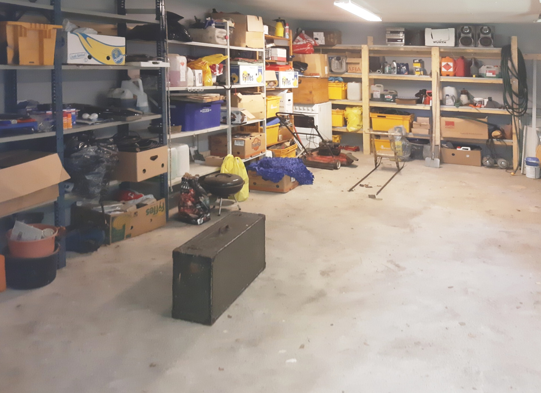 Kokonaisuuteen kuuluu tilava autotalli varasto- tai harrastekäyttöön