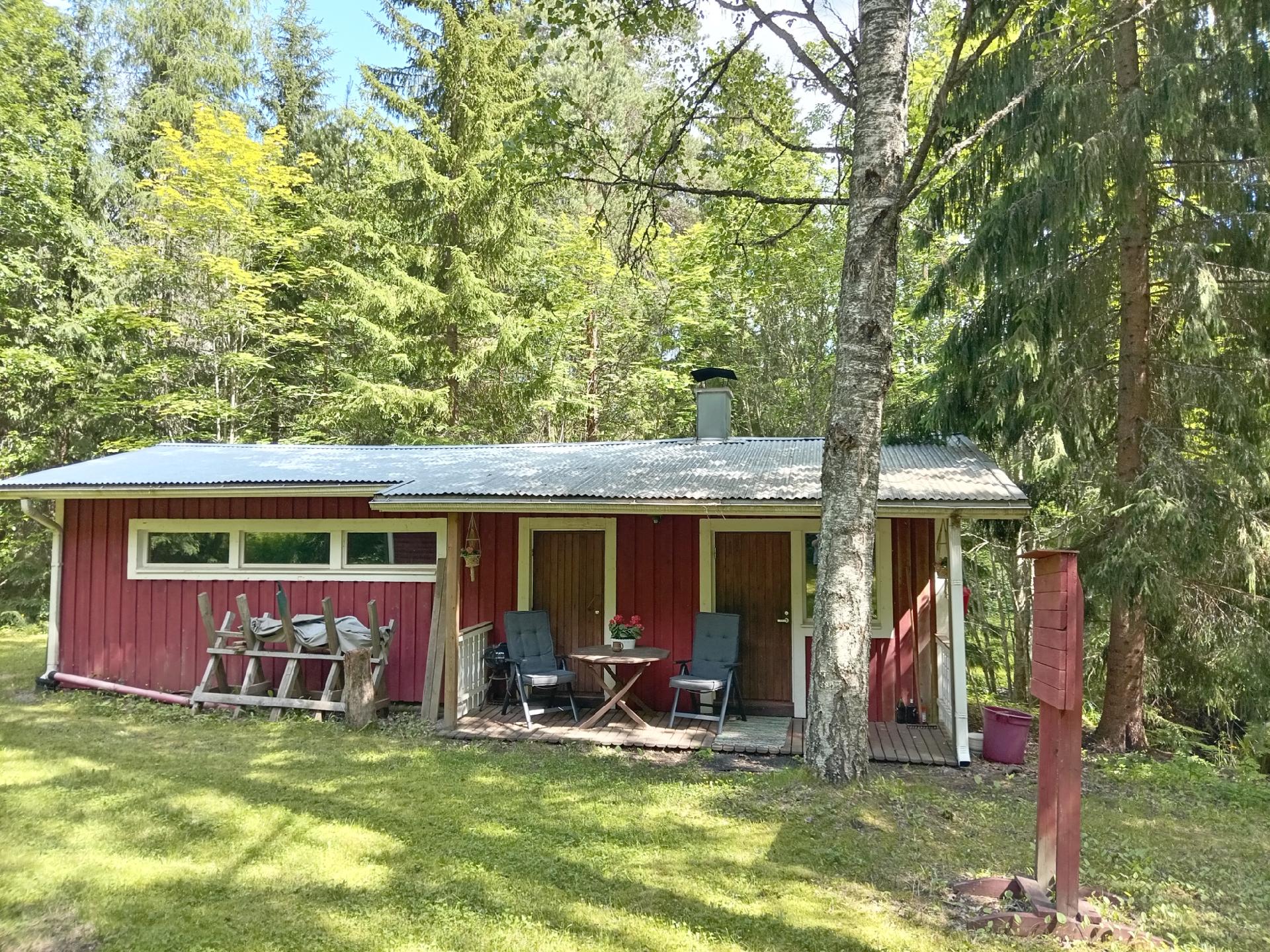 Saunan edessä on pieni terassi