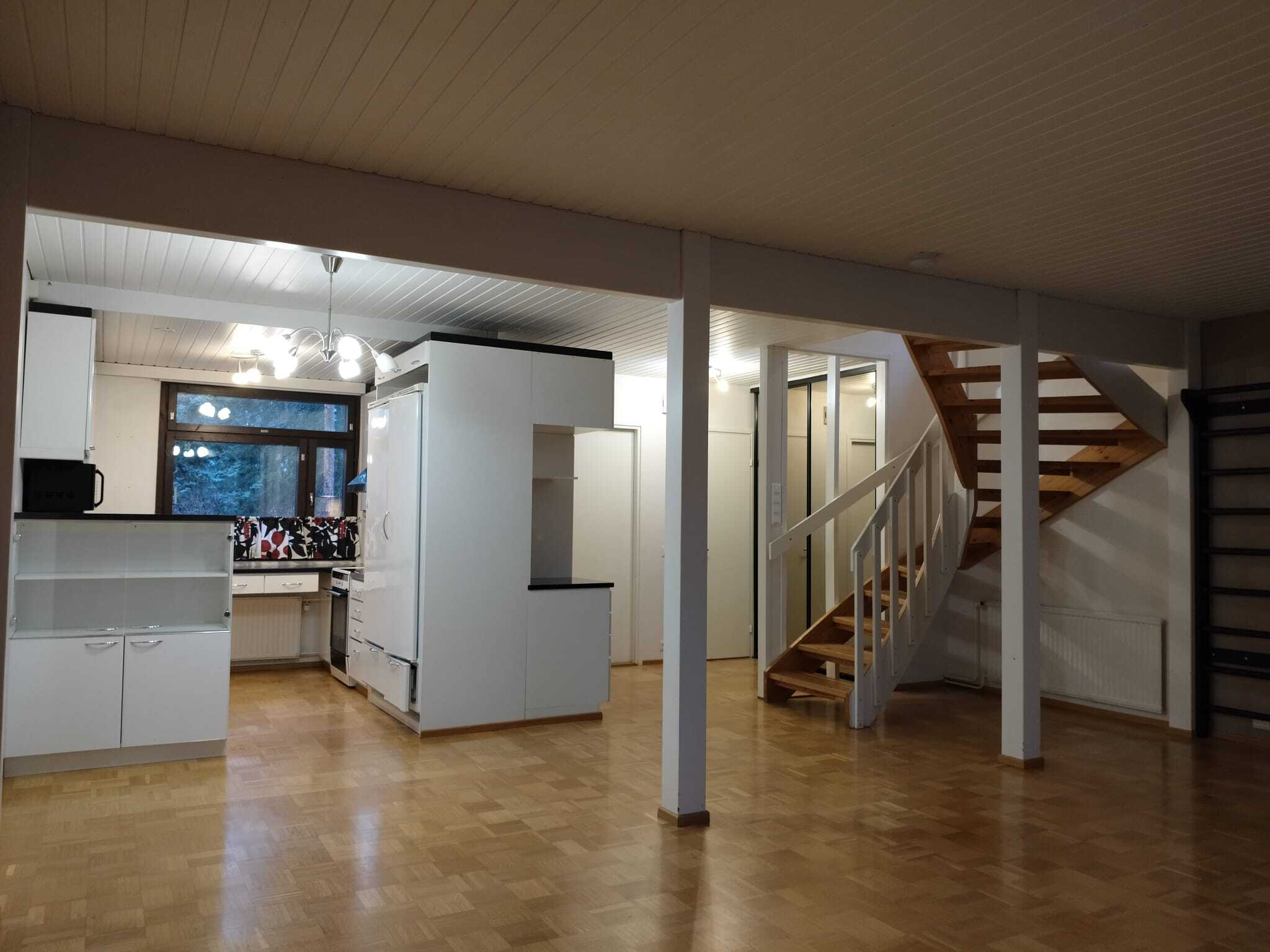 Keittiö, aula ja olohuone muodostavat avaran tilan