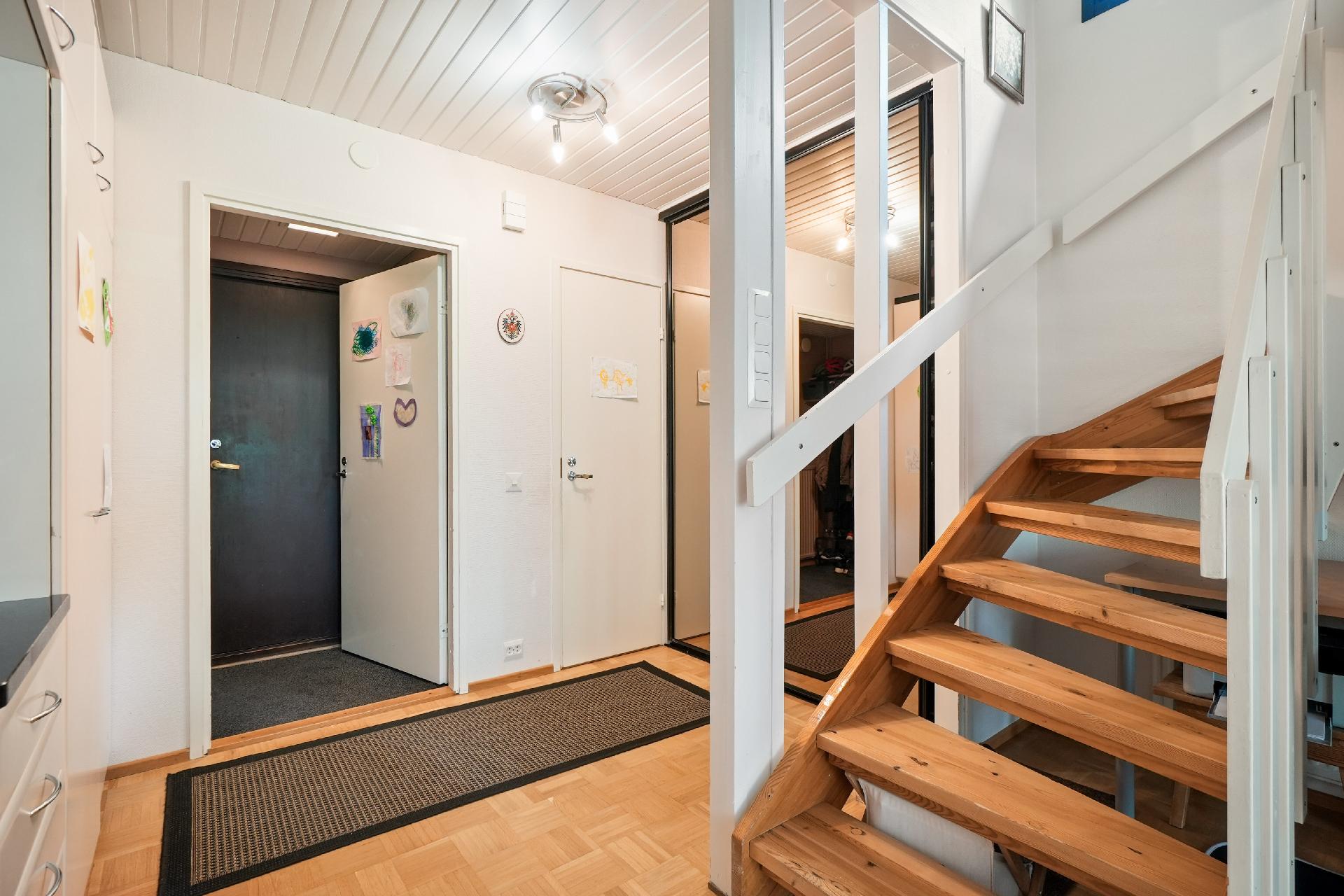 Eteisessä on liukuovikomero. Huomaa tuulikaappi.