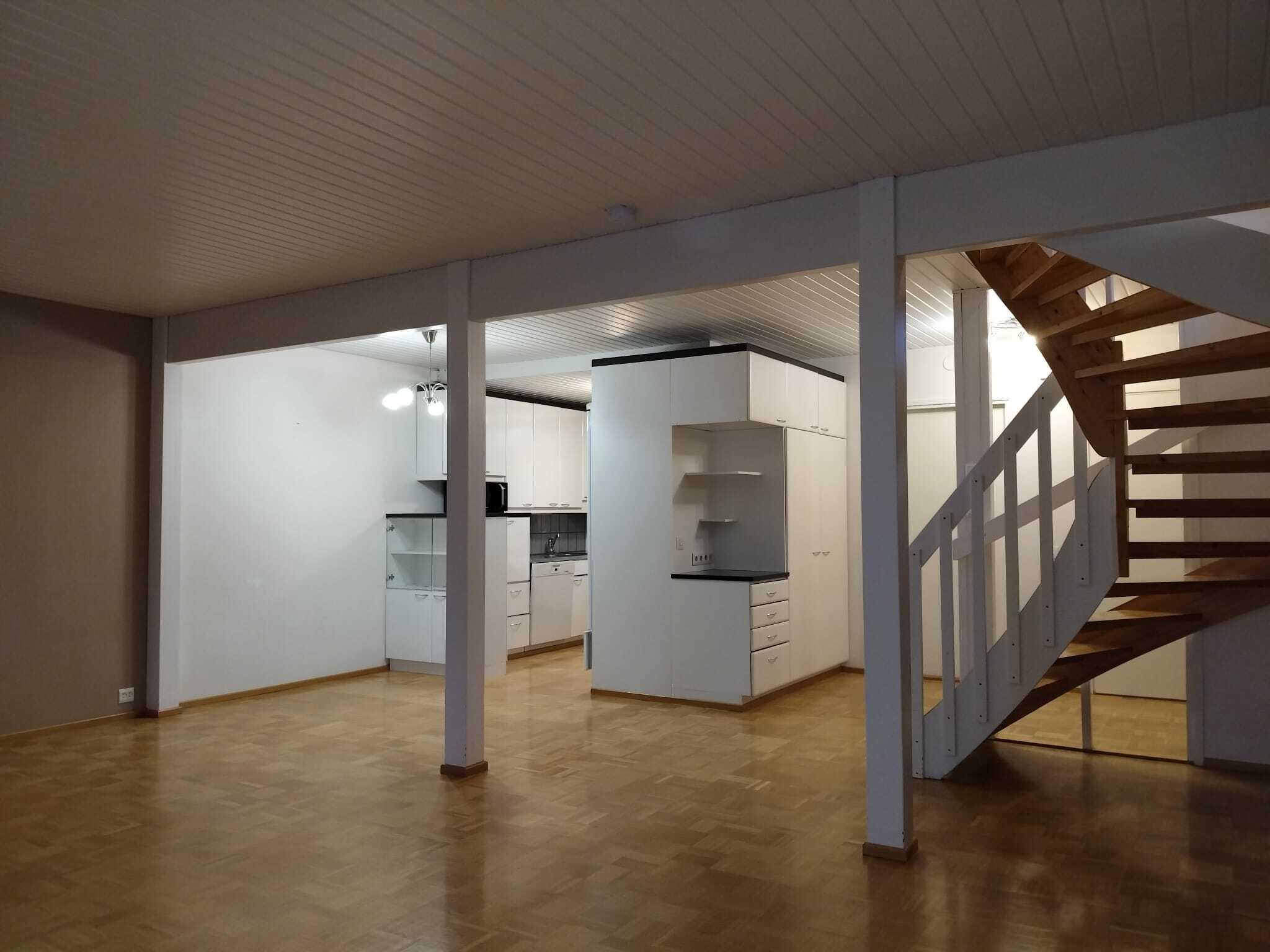 Näkymä olohuoneesta keittiöön