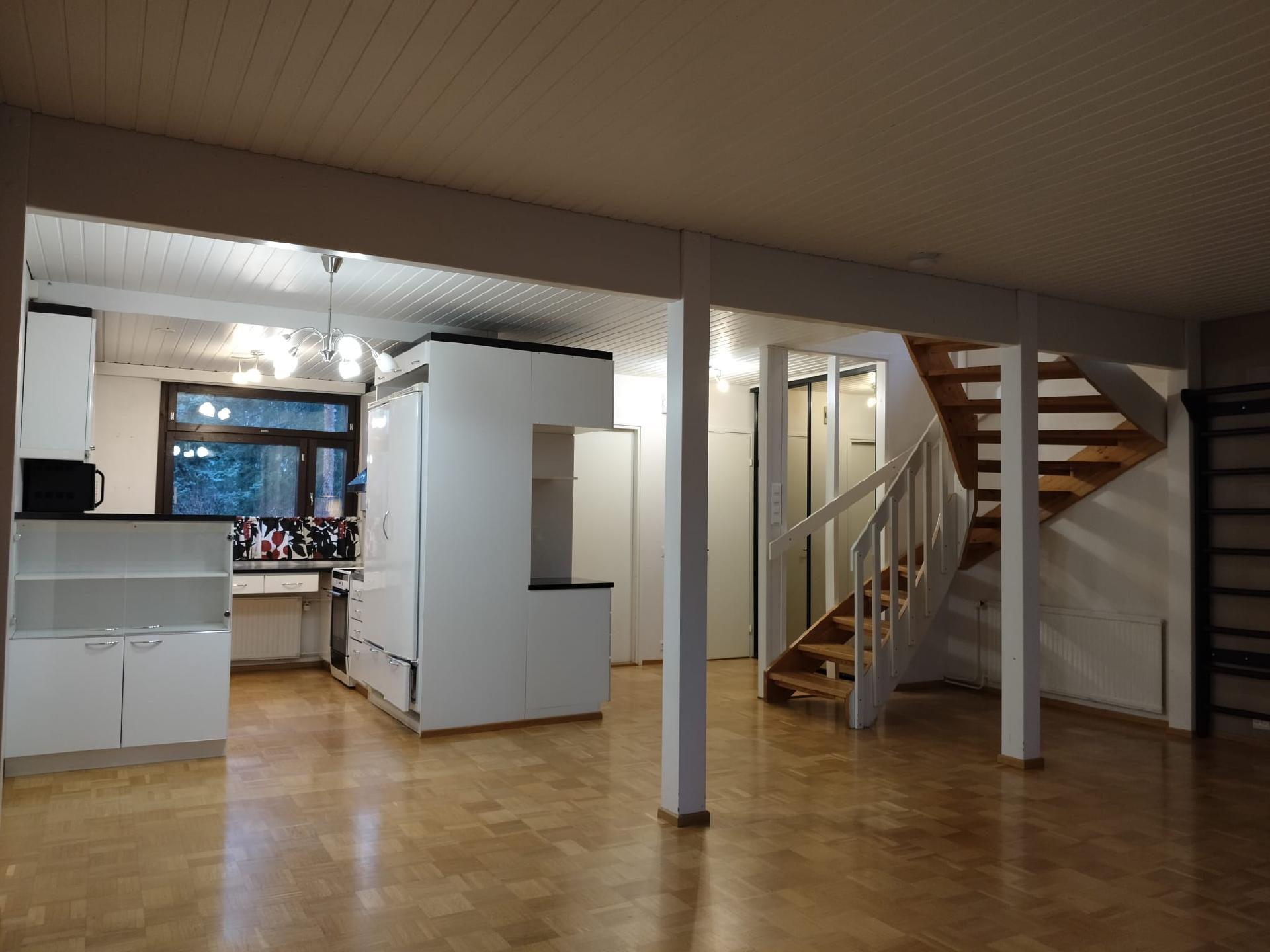 Keittiö, aula ja olohuone muodostavat avaran tilan