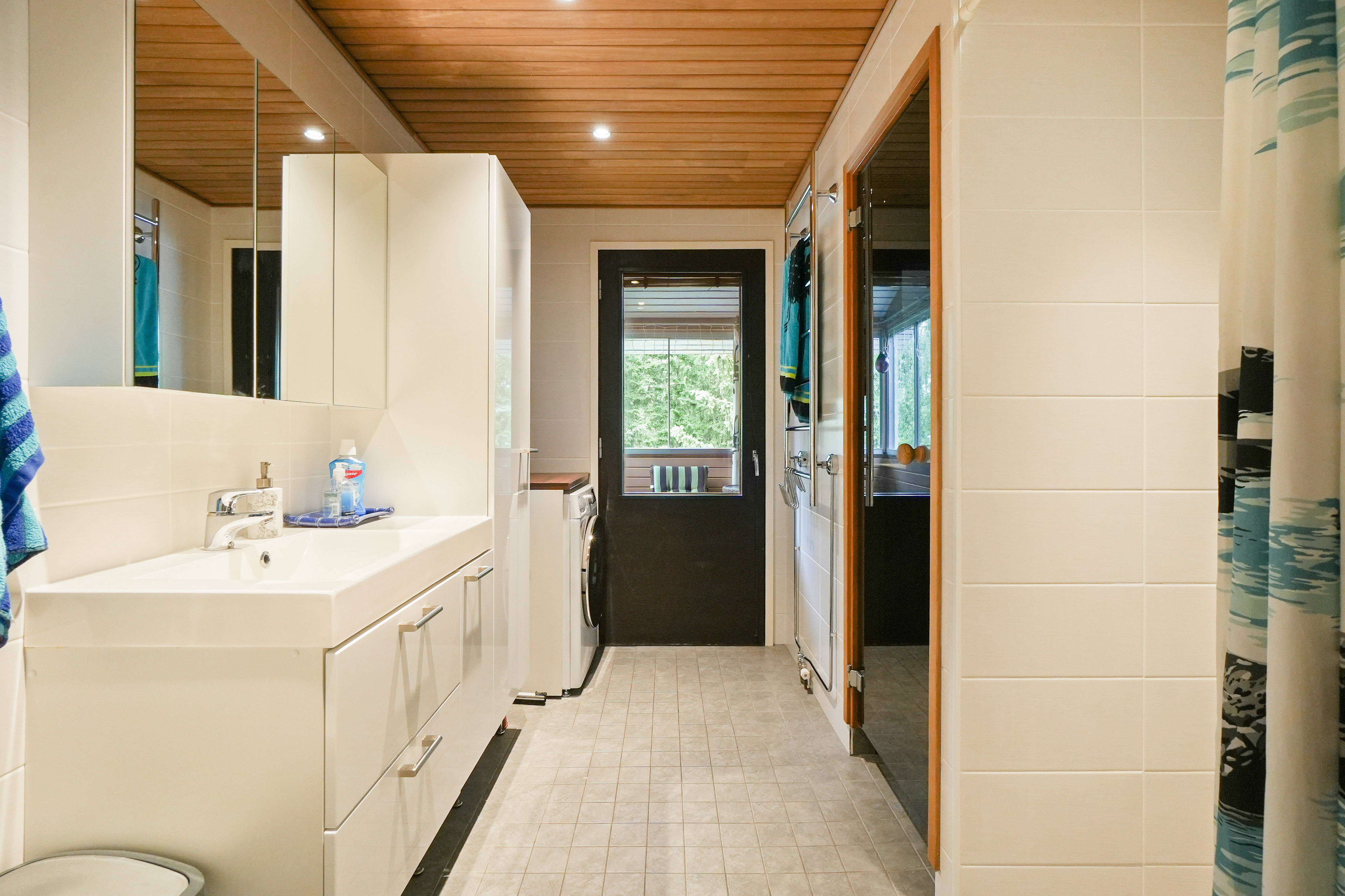 Pesutiloista on kulku parvekkeelle