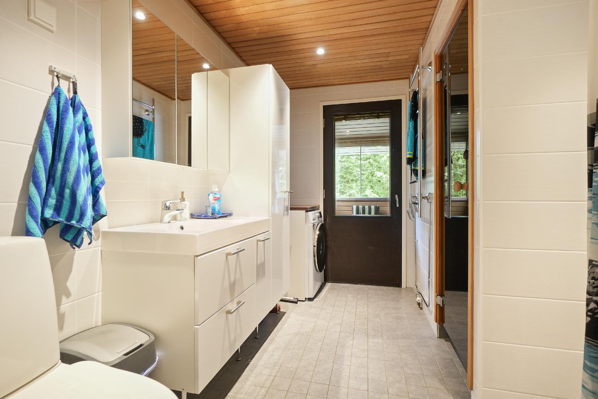 Pesutiloissa on kodinhoitotila