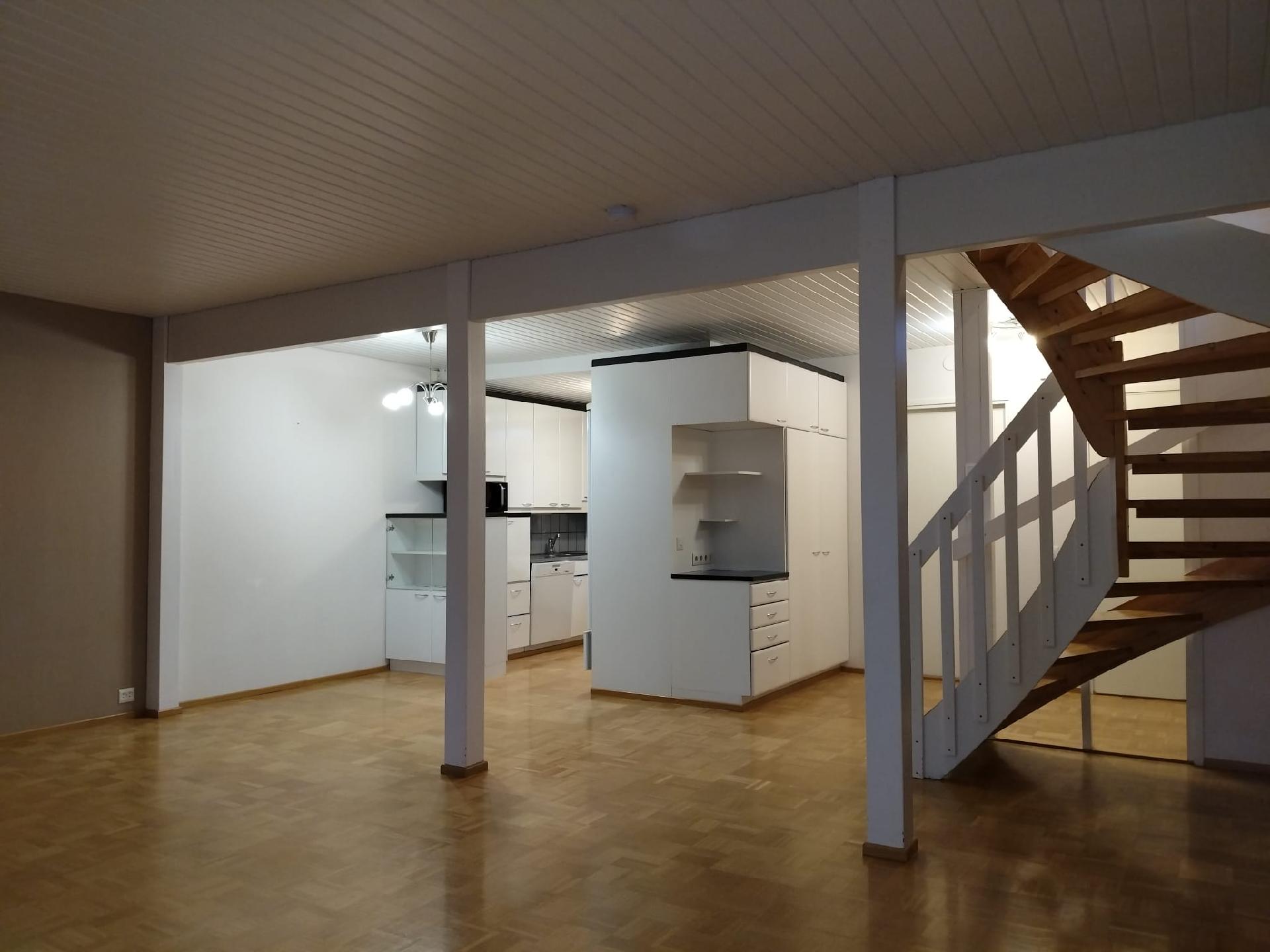 Näkymä olohuoneesta keittiöön