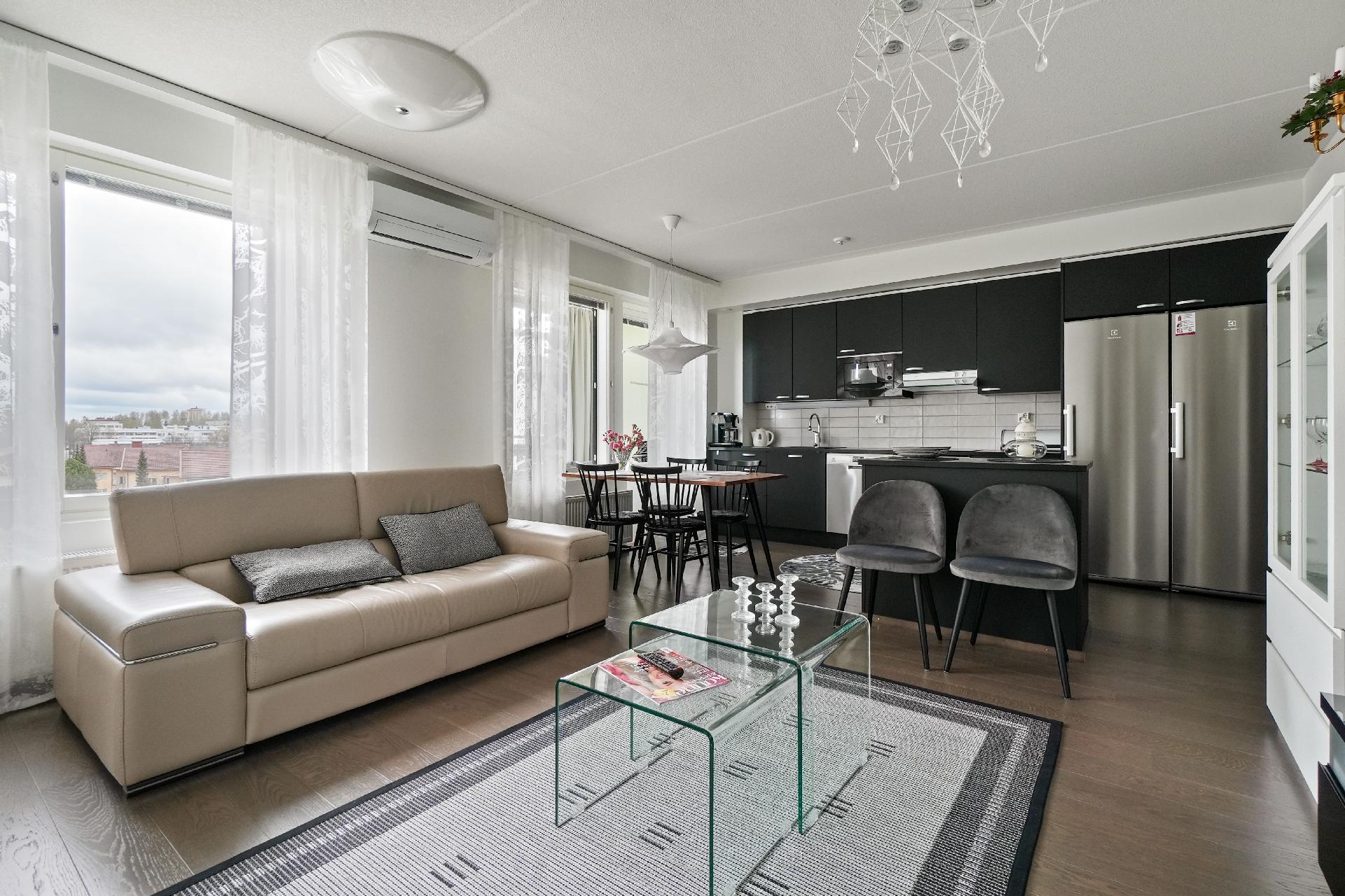 Kaunis, muuttovalmis kolmio sijaitsee hissitalon ylimmässä kerroksessa vuonna 2021 valmistuneessa taloyhtiössä. Mahdollisuus ostaa sähköpistokepaikka. 