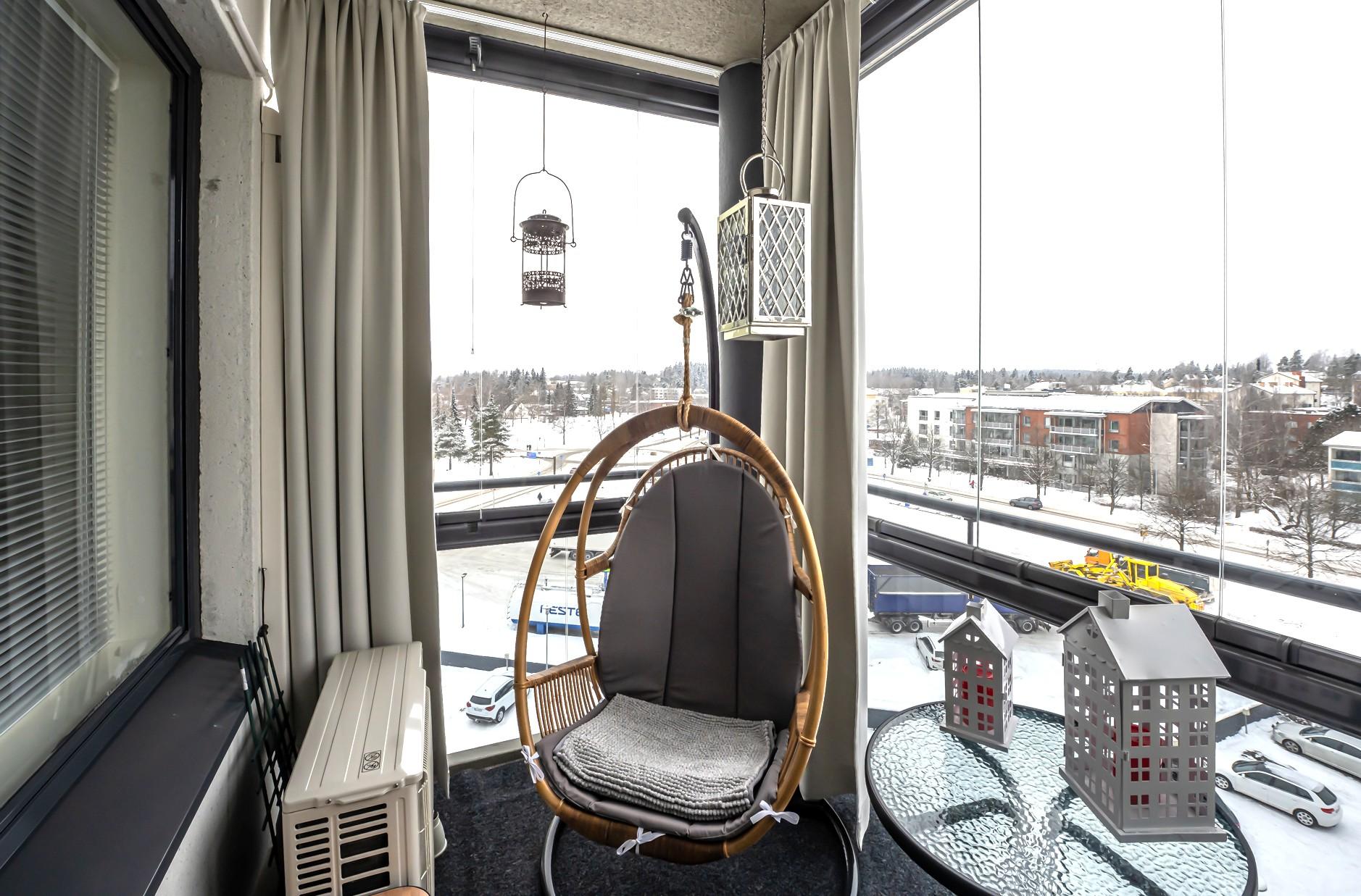 Tunnelmalliseksi sisustettu parveke.