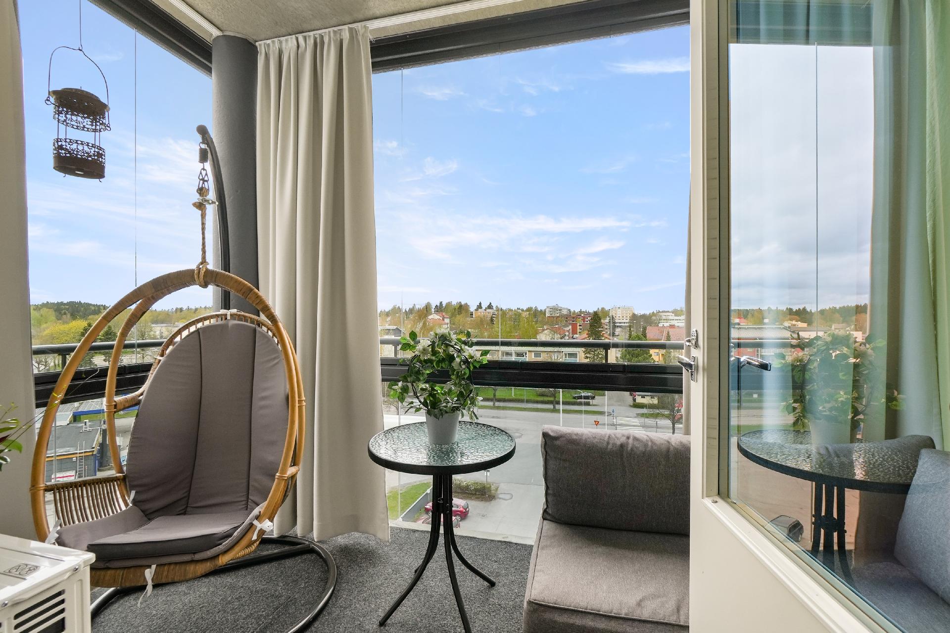  Parvekkeelta on kodikas näkymä kaupungin suuntaan.