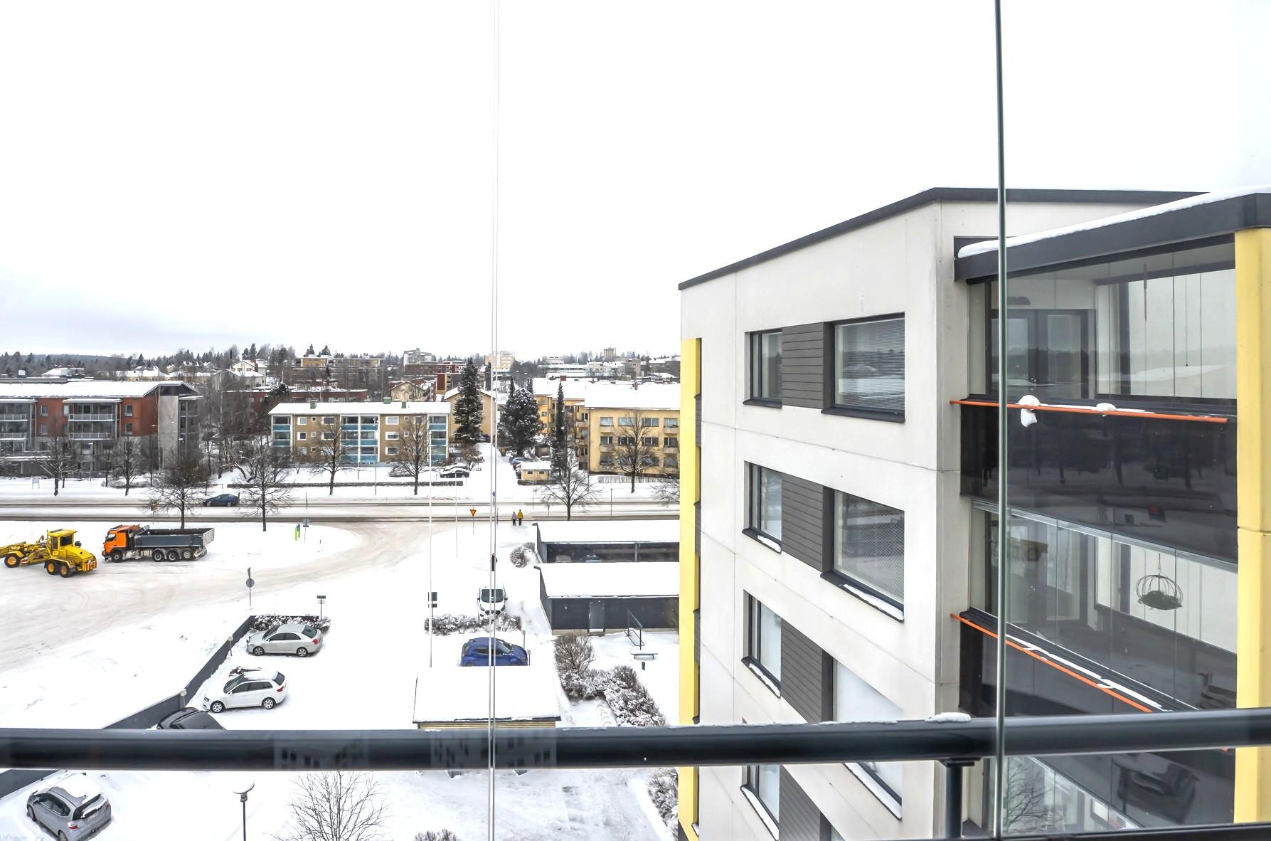 Parvekkeelta on näkymä kaupungin suuntaan.