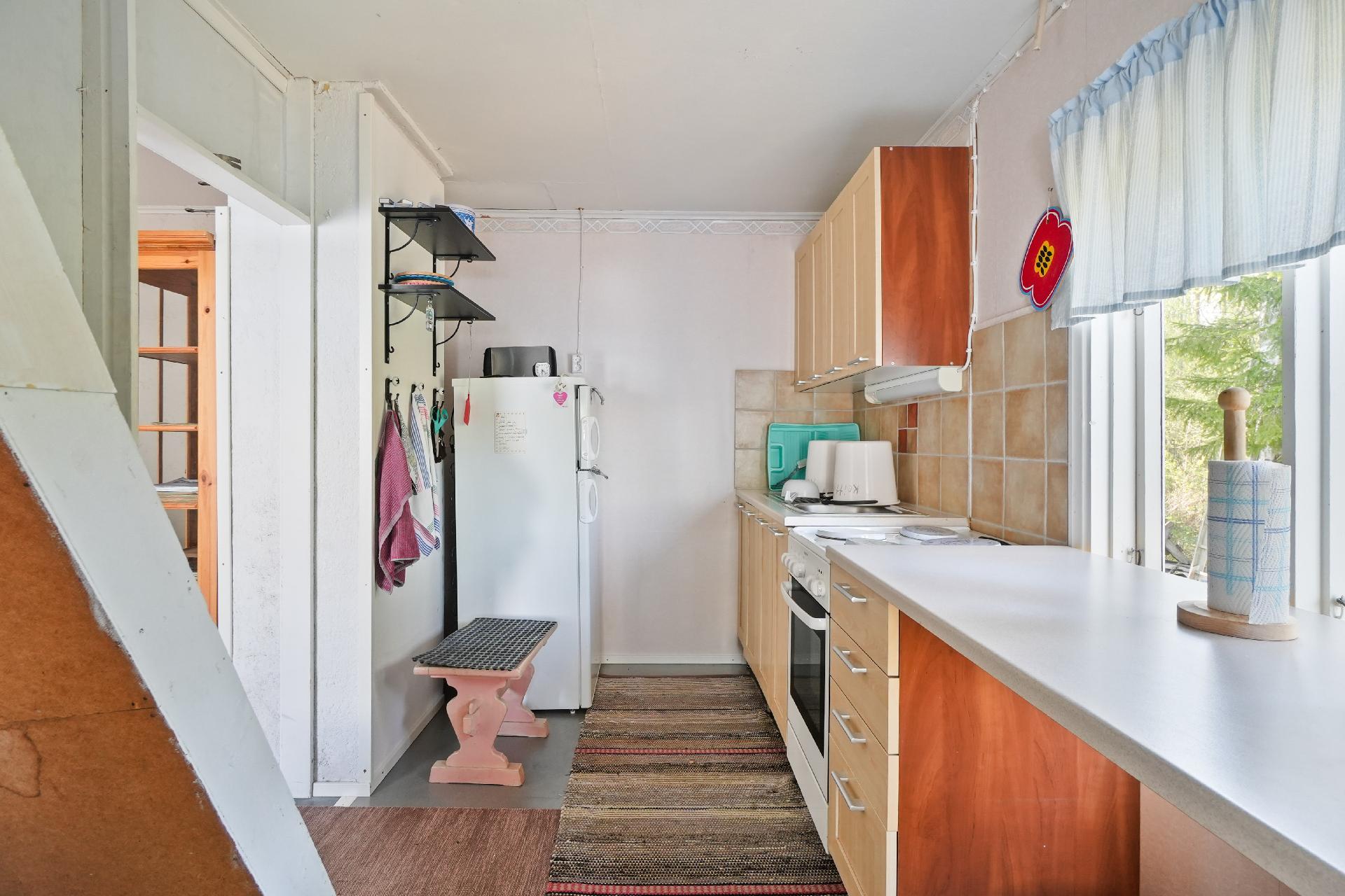 Keittiö on mukavasti kaapistoja ja tasotilaa.