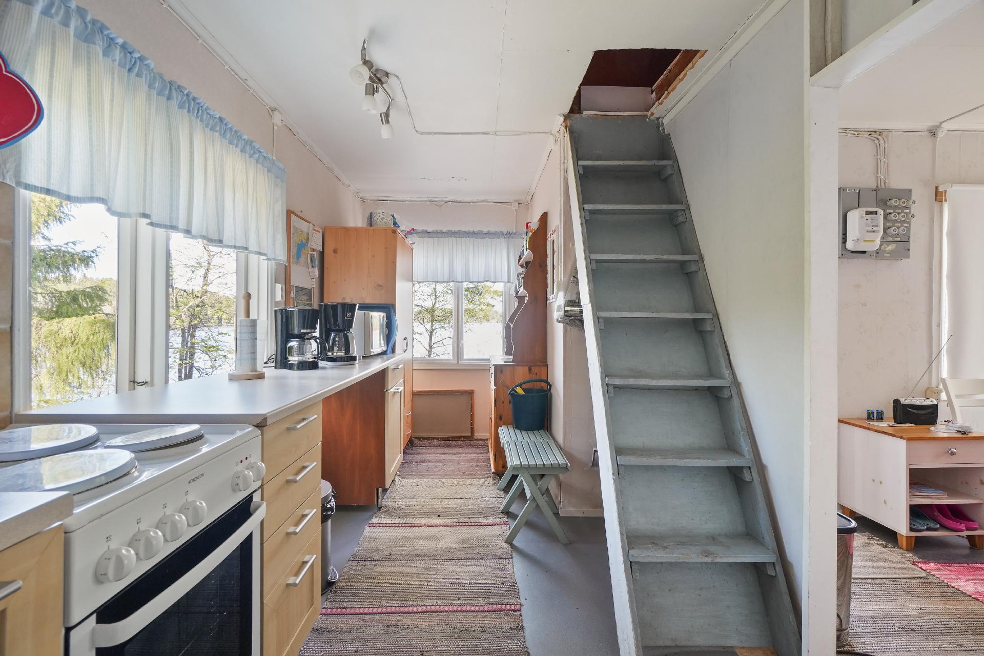 Portaat johtavat ullakolle nukkumatilaan.