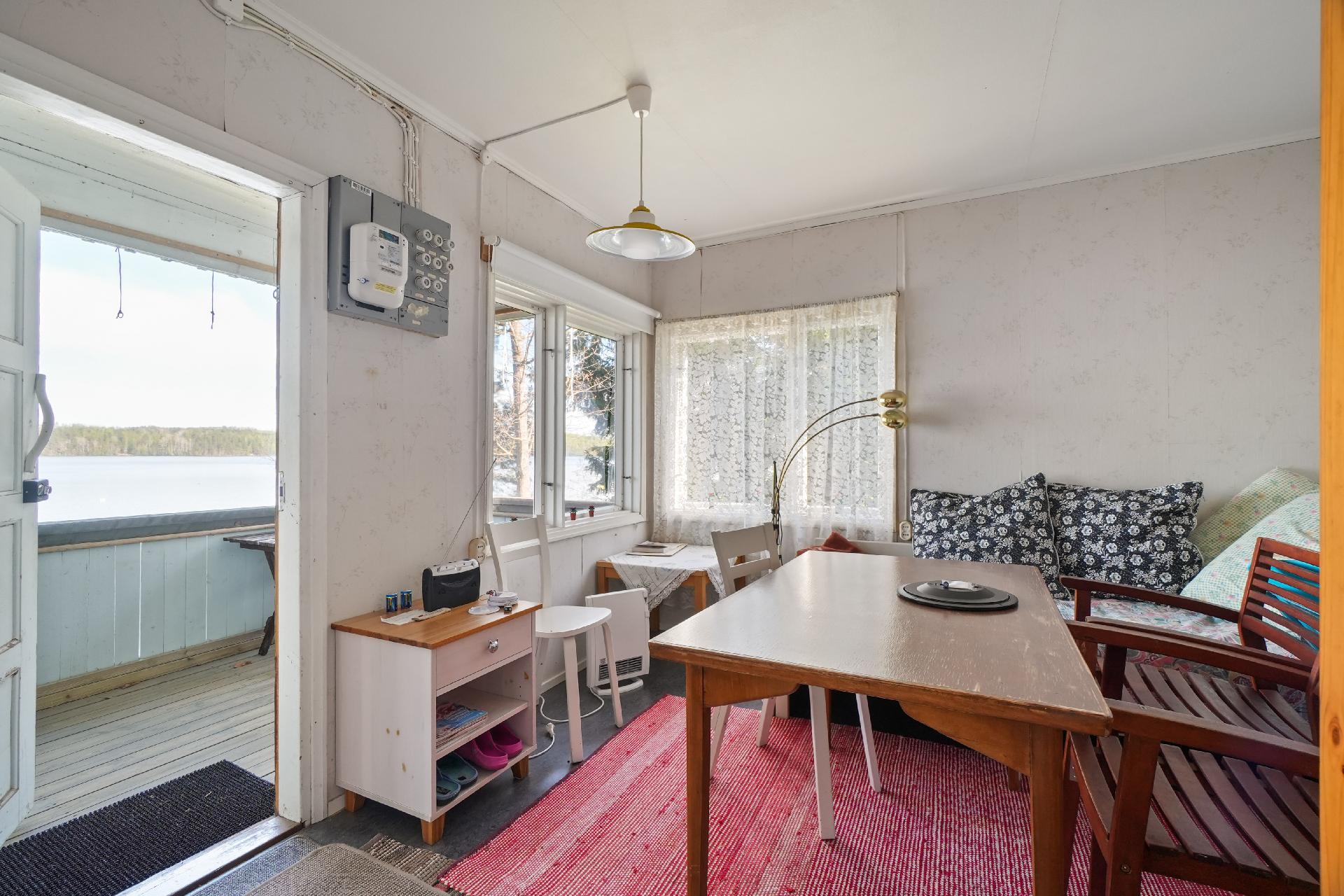 Kesämökissä on huone, keittiötila, ullakolla nukkumapaikkoja ja kuisti. 