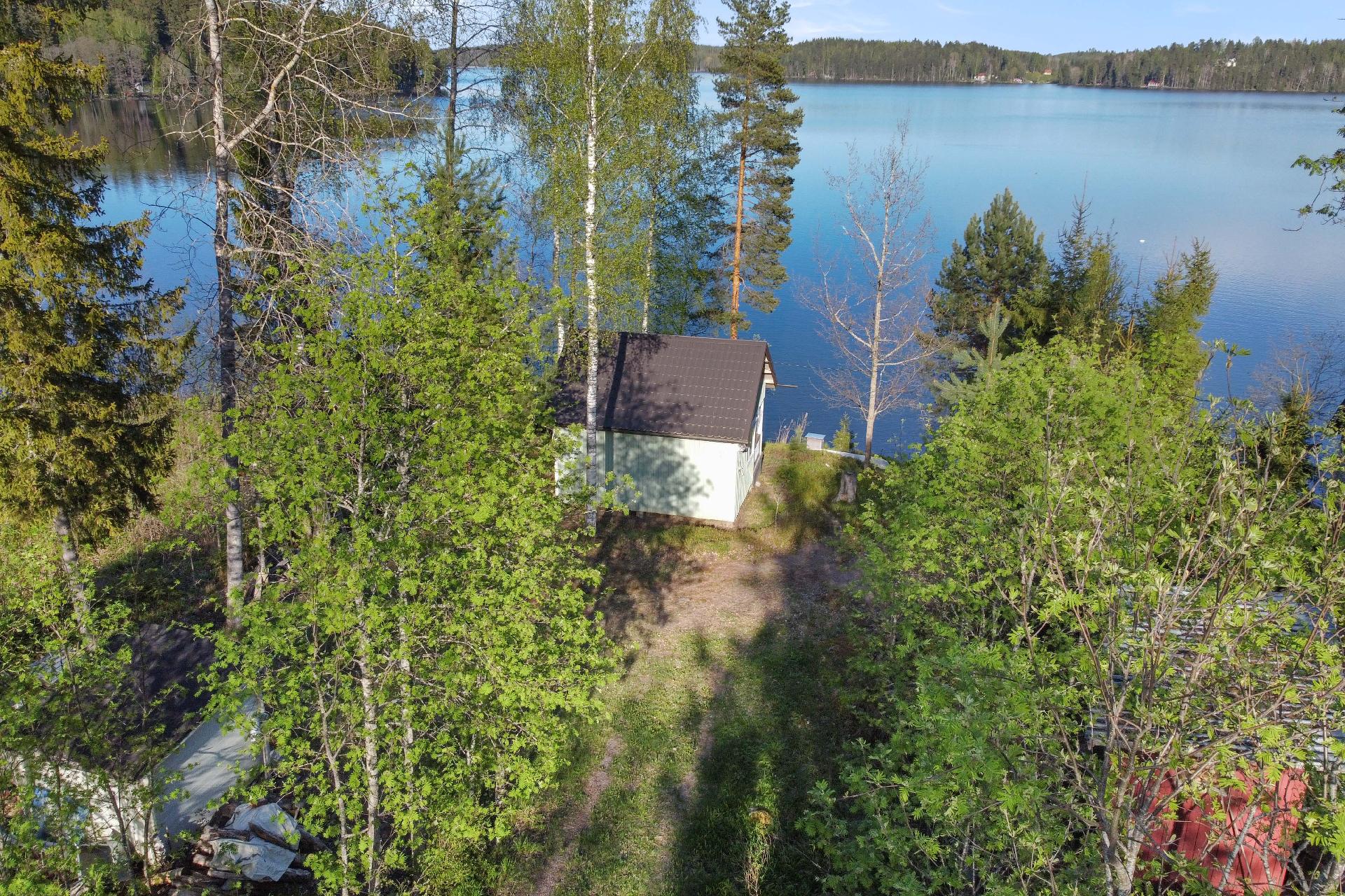 Lopen palveluihin on matkaa n. 8 kilometriä. Pääakaupunkiseudulta matkan taittaa Kesijärvelle noin tunnissa ja vartissa. Tervetuloa tutustumaan!