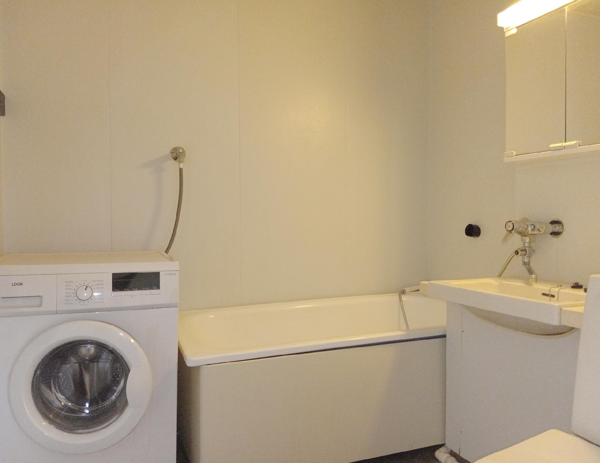 Kylpyhuoneeseen mahtuu edestätäytettävä pesukone ( ei kuulu kauppaan)