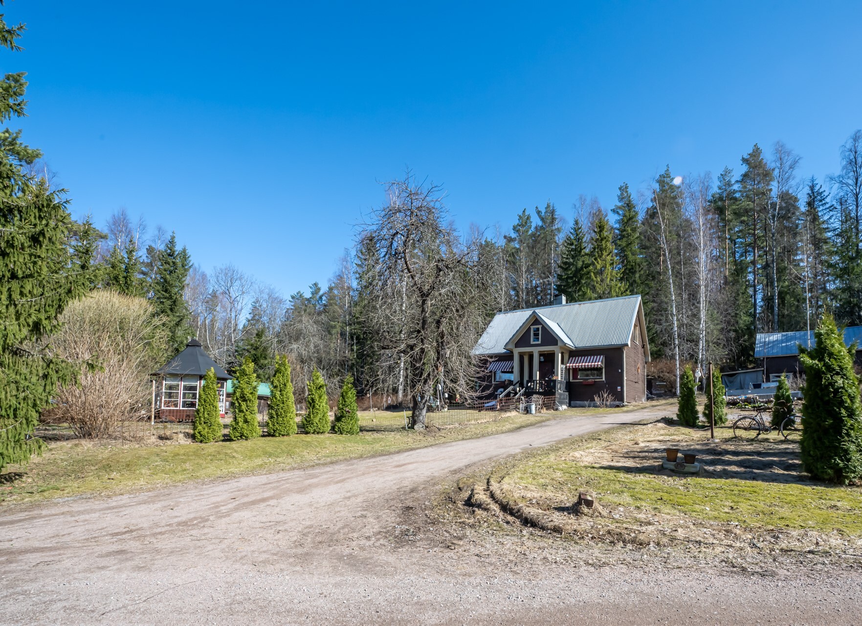 Lyhyt matka, n. 1 km, keskustan palveluihin. Tervetuloa tutustumaan!