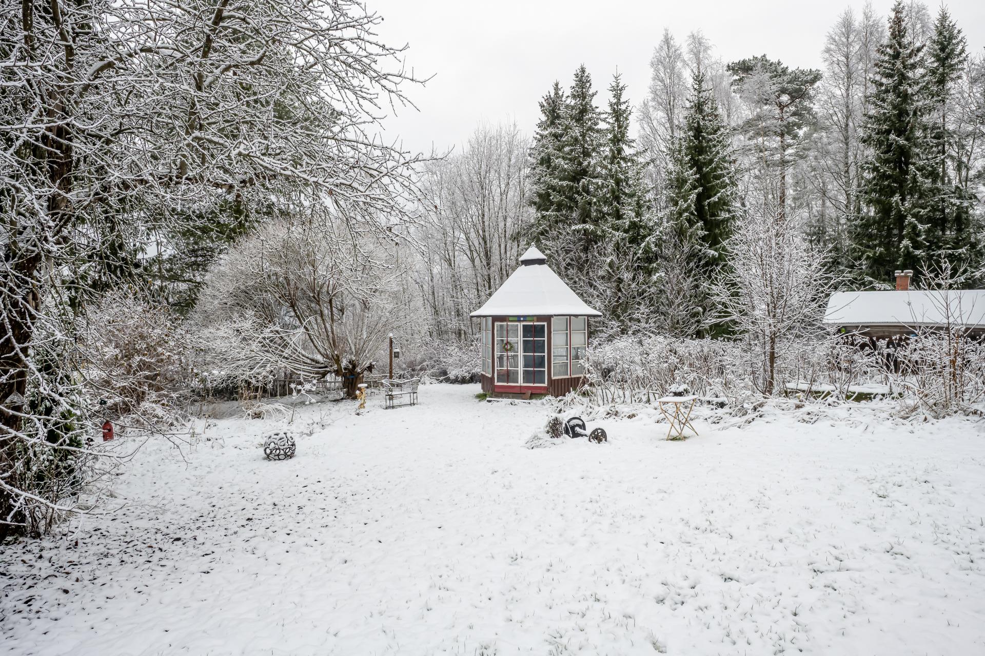 Näkymää huvimajan suuntaan.