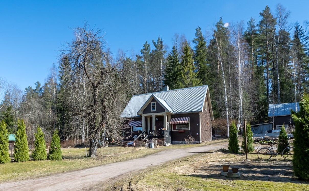 Mukavan kokoinen koti isolla 3130 m²:n tilalla lampinäkymin.