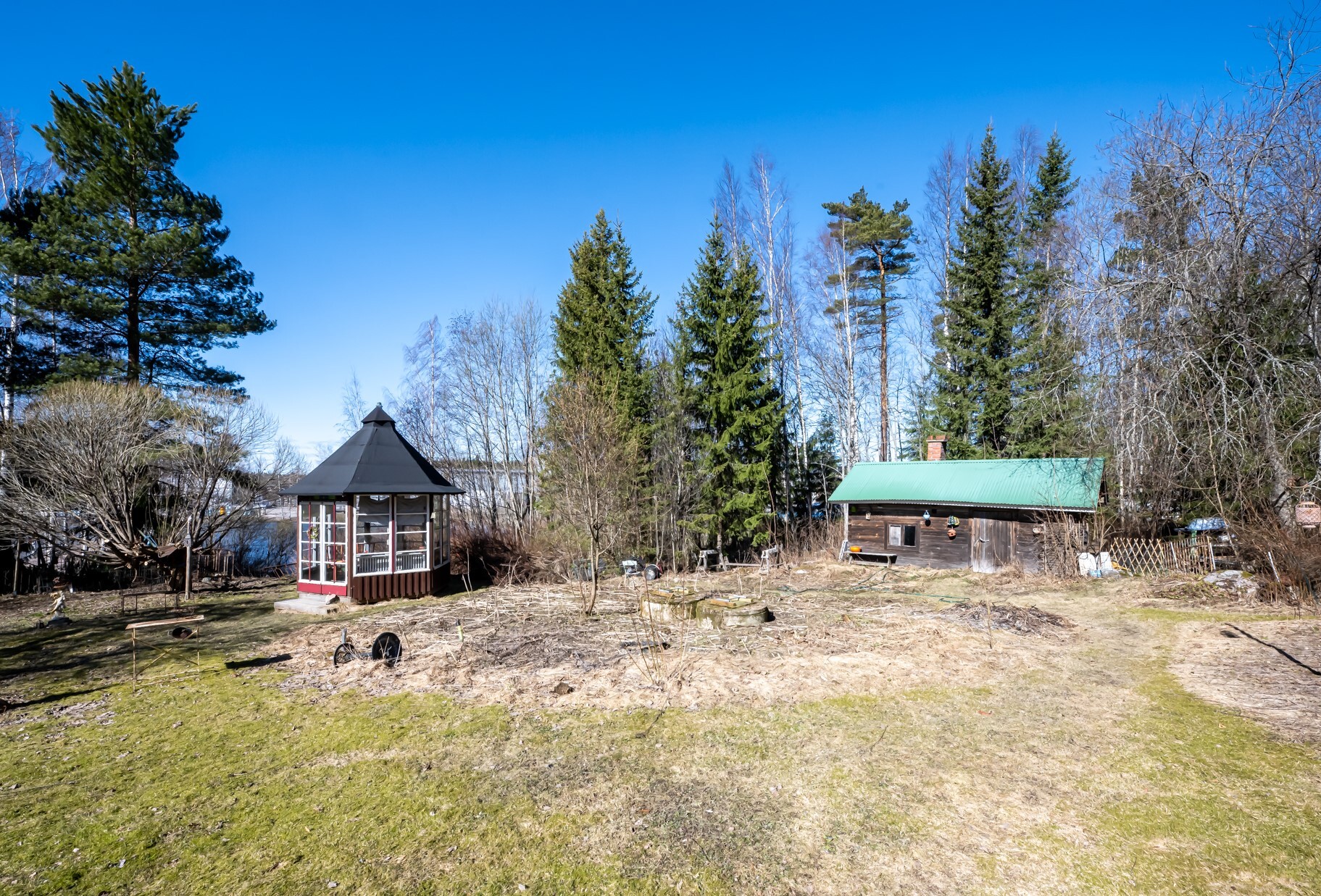 Etupihalla on vanha saunarakennus ja huvimaja. 